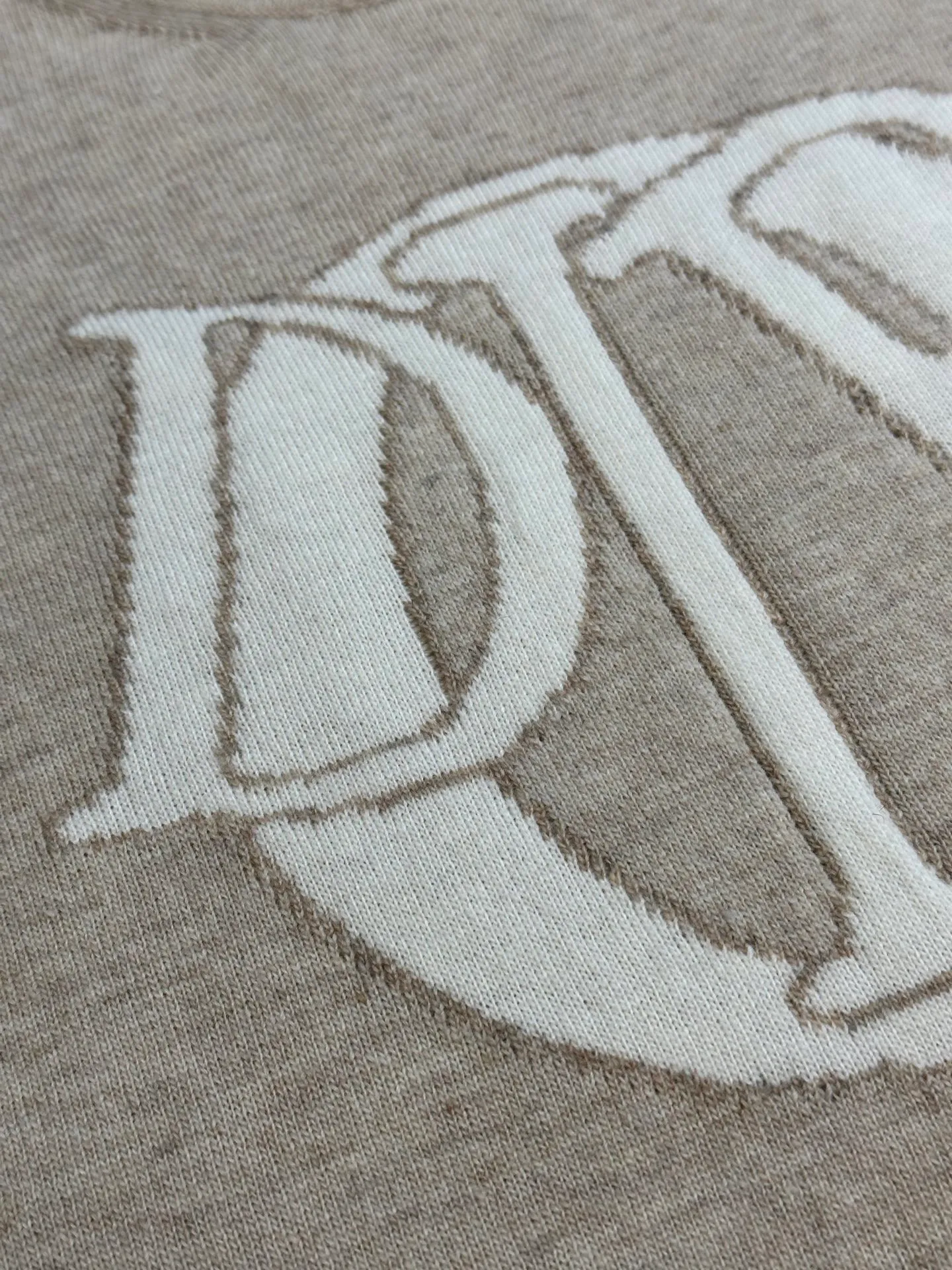 🅿️520 Dior monogram jacquard knitted sweater This Dior Charm sweater reinterprets the classic Dior logo with a graphic design. Crafted from beige sheepskin wool and cashmere-blend jersey, it's personalized with the contrasting Dior Charm signature on the chest. Sleek and modern, it adds elegance to casual looks.  size：xs s m l