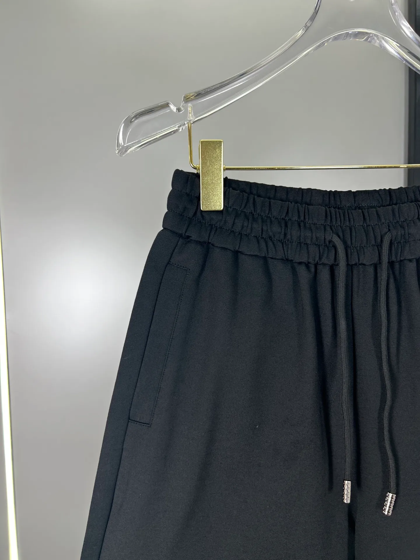 🅿️240 (high-end original specification version) Dior 2025ss trade channel goods. Casual sports shorts. An irresistible classic style with a slightly sharp casual fashion sense. Streamlined proportional tailoring creates a casual and versatile fit. The customer-supplied high-density 400g fabric is different from traditional knitted cotton fabrics. It feels soft and delicate, has a better texture, is comfortable and skin-friendly, anti-wrinkle and breathable. Modern classic urban benchmark with a new image. The drawstring waist design highlights the charm of sports and leisure. It shows the youthful and exuberant expression. Lazy and sexy... Size: S--XXL