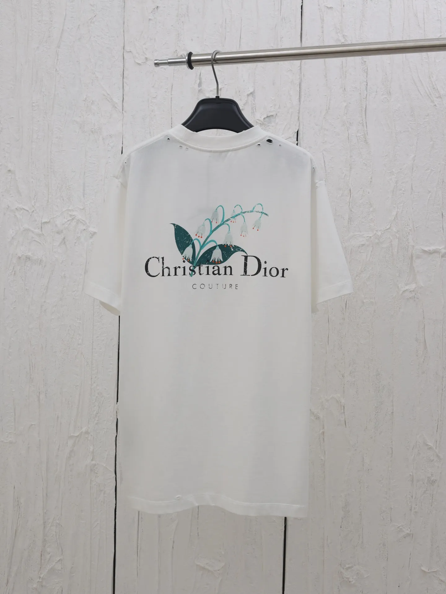 🅿️260 Dio*/Dior 25 spring and summer lily of the valley letter print round neck short sleeves YB purchased the pattern, using 270g washed cotton, 36-count double yarn, smooth fabric, comfortable and soft, skin-friendly and breathable, tight and thick feel, four-thread dense edge, double-thread collar edge, double-needle chain bottom hemming and stitching, the chest is decorated with brand letter logo printing, and the back is decorated with Lily of the Valley letter printing decoration, fine workmanship, can be matched with many types of clothing to create a fashionable look, customized accessories, complete three standards, the same style for men and women!  Size：S/M/L/XL