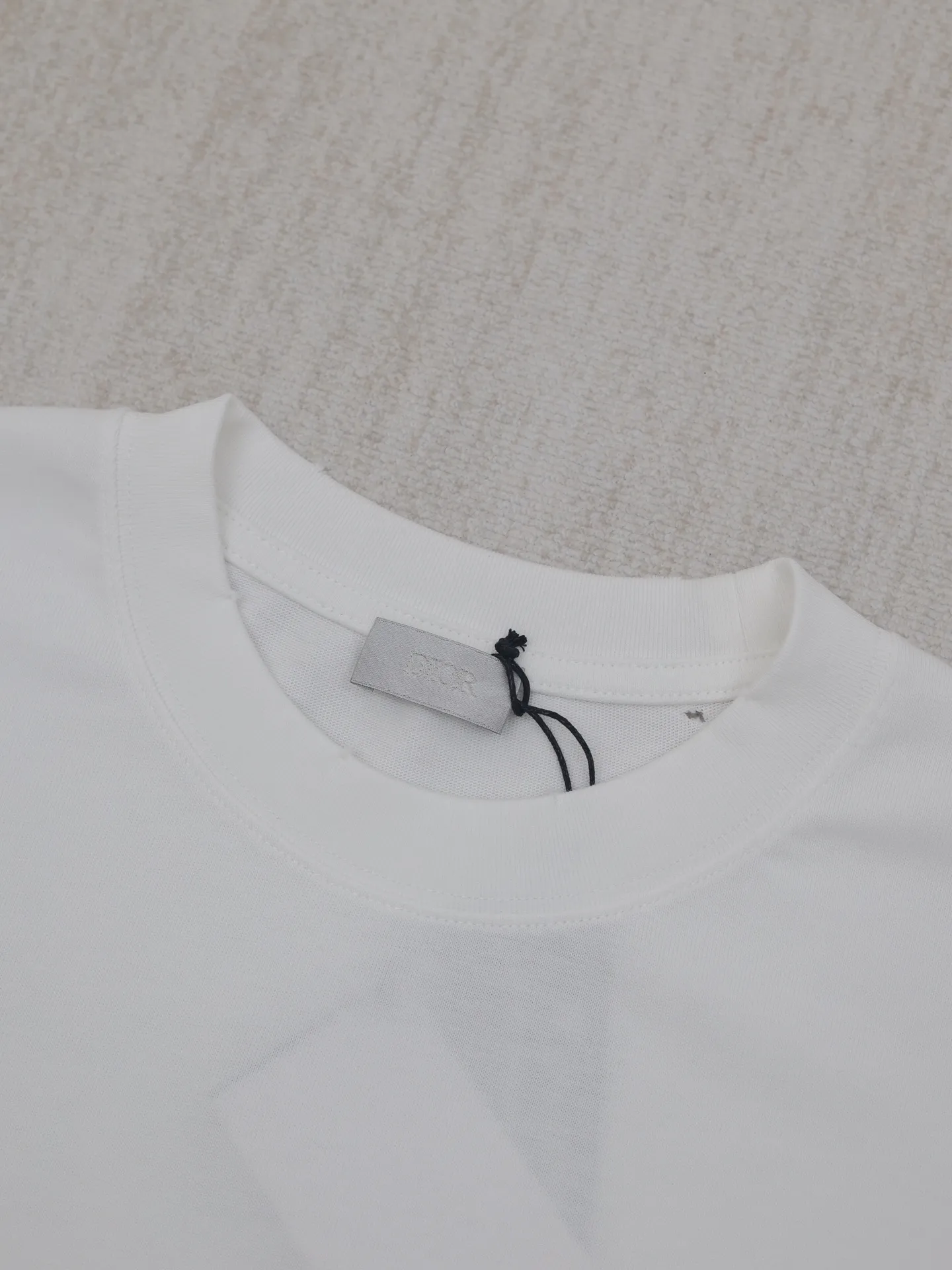 🅿️260 Dio*/Dior 25 spring and summer lily of the valley letter print round neck short sleeves YB purchased the pattern, using 270g washed cotton, 36-count double yarn, smooth fabric, comfortable and soft, skin-friendly and breathable, tight and thick feel, four-thread dense edge, double-thread collar edge, double-needle chain bottom hemming and stitching, the chest is decorated with brand letter logo printing, and the back is decorated with Lily of the Valley letter printing decoration, fine workmanship, can be matched with many types of clothing to create a fashionable look, customized accessories, complete three standards, the same style for men and women!  Size：S/M/L/XL