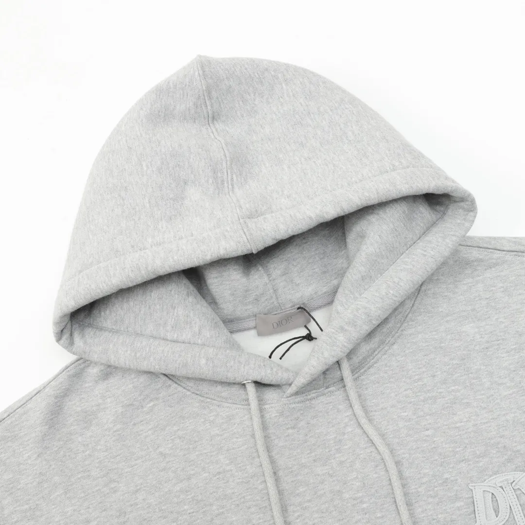 🅿️560 DIOR CD tri-color patch embroidered hooded sweatshirt. The original version is made of new fabric types, 420g cotton heavy fleece fabric, washed with heavy fleece feel. The upper body is fluffy, upright and soft, with the skin-friendly feel of wool. The new patch embroidery process consists of embroidering 4 letters and sewing the clothes on a flat car. Each letter is positioned to restore the original version. The ropes are custom-dyed according to the fabric color, and the hardware is molded independently to create a loose fit. Size：S-L