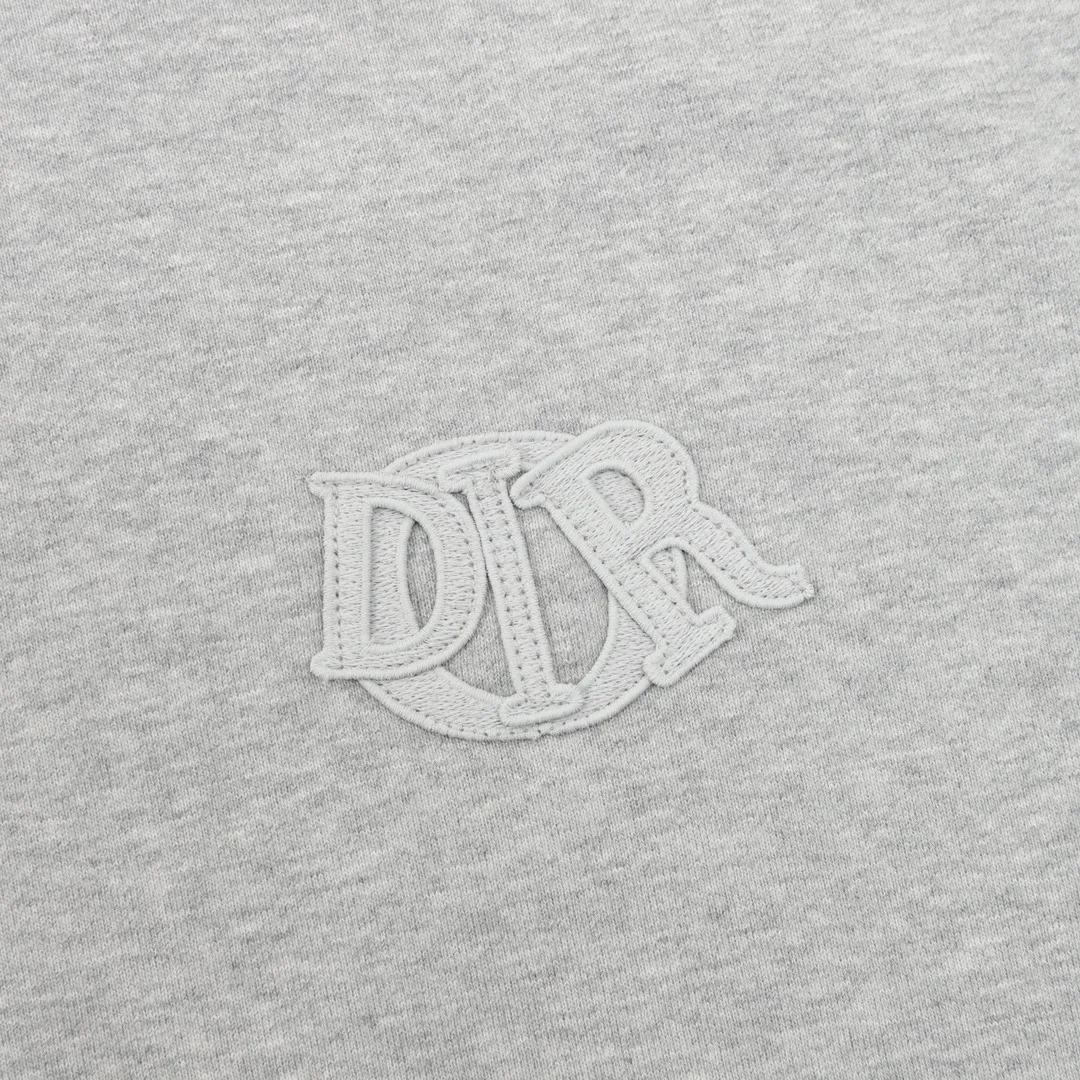 🅿️560 DIOR CD tri-color patch embroidered hooded sweatshirt. The original version is made of new fabric types, 420g cotton heavy fleece fabric, washed with heavy fleece feel. The upper body is fluffy, upright and soft, with the skin-friendly feel of wool. The new patch embroidery process consists of embroidering 4 letters and sewing the clothes on a flat car. Each letter is positioned to restore the original version. The ropes are custom-dyed according to the fabric color, and the hardware is molded independently to create a loose fit. Size：S-L