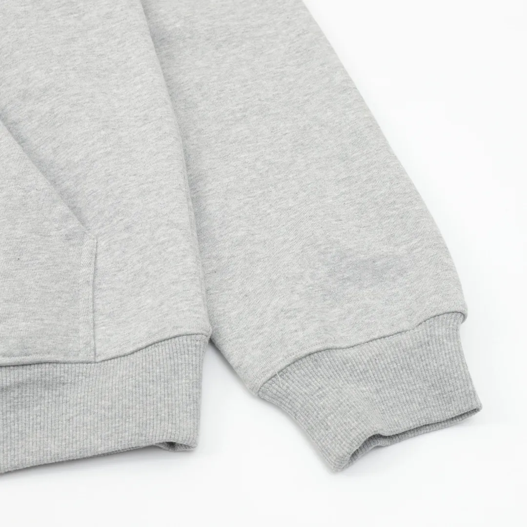 🅿️560 DIOR CD tri-color patch embroidered hooded sweatshirt. The original version is made of new fabric types, 420g cotton heavy fleece fabric, washed with heavy fleece feel. The upper body is fluffy, upright and soft, with the skin-friendly feel of wool. The new patch embroidery process consists of embroidering 4 letters and sewing the clothes on a flat car. Each letter is positioned to restore the original version. The ropes are custom-dyed according to the fabric color, and the hardware is molded independently to create a loose fit. Size：S-L