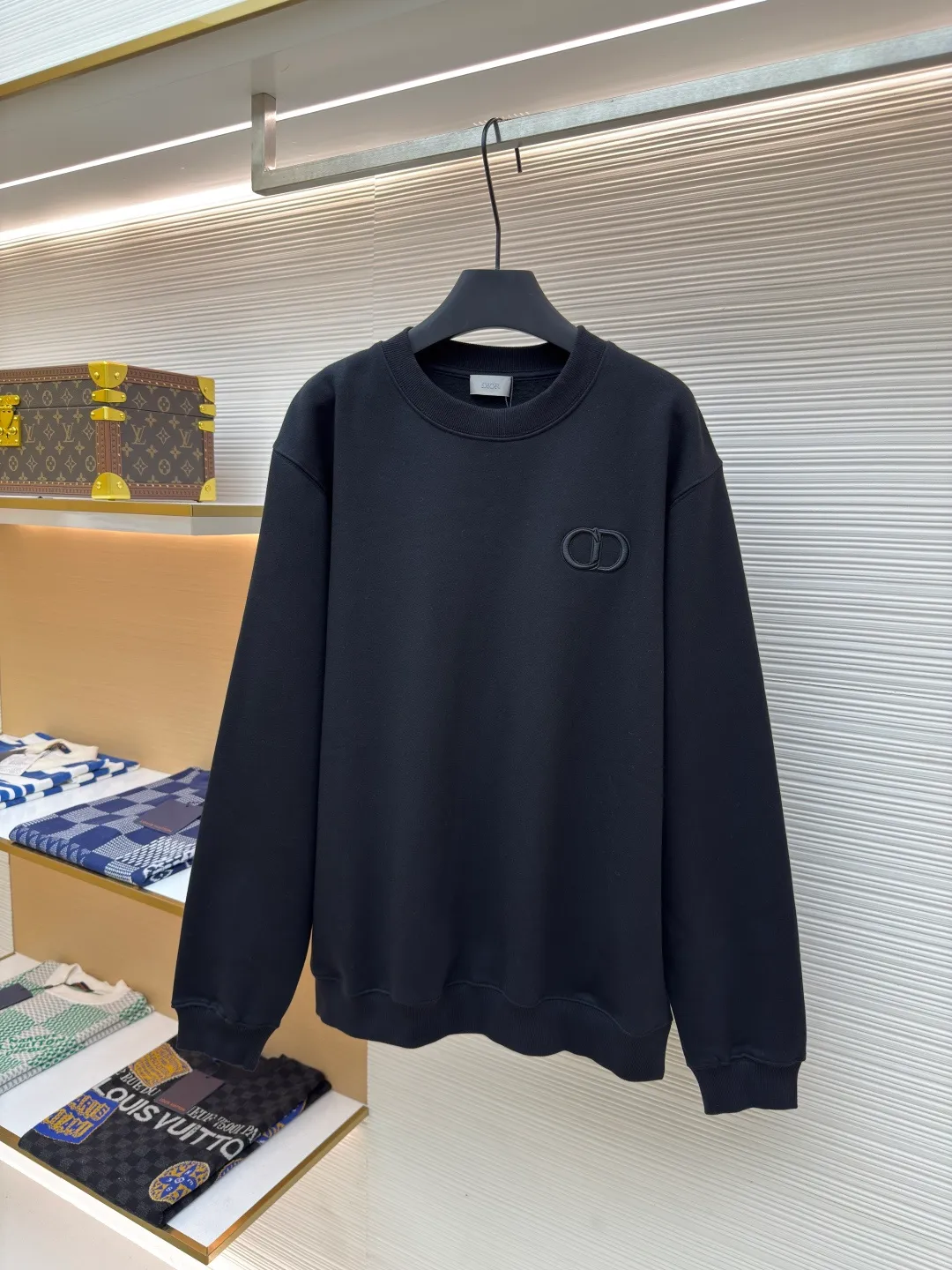 DIOR logo embroidered long-sleeved sweatshirt ●Authentic product: purchased and developed by 3529 ●Item number: 1680341-A65 ●Fabric: pure cotton fabric ●Technology: embroidery production ●Version: loose fit ●Weight: about 535 grams ●Size: S-M-L-XL ●Description: Made of customized cotton fabric, with classic high-density logo embroidery on the chest and velvet design on the inside. It can be matched with bottoms of the same season to create a fashionable look. It can be worn inside or outside to suit various occasions. Customized accessories, complete with three labels, same style for men and women!