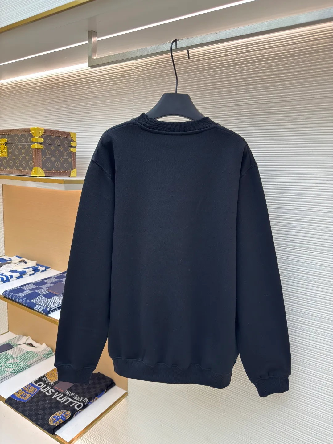 DIOR logo embroidered long-sleeved sweatshirt ●Authentic product: purchased and developed by 3529 ●Item number: 1680341-A65 ●Fabric: pure cotton fabric ●Technology: embroidery production ●Version: loose fit ●Weight: about 535 grams ●Size: S-M-L-XL ●Description: Made of customized cotton fabric, with classic high-density logo embroidery on the chest and velvet design on the inside. It can be matched with bottoms of the same season to create a fashionable look. It can be worn inside or outside to suit various occasions. Customized accessories, complete with three labels, same style for men and women!