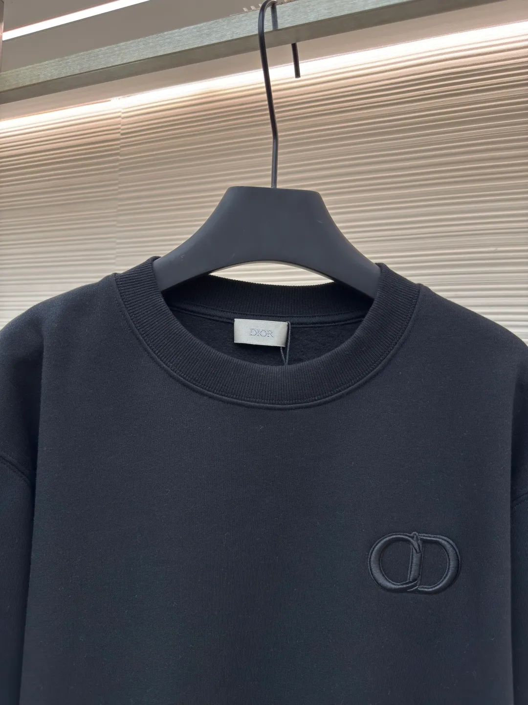 DIOR logo embroidered long-sleeved sweatshirt ●Authentic product: purchased and developed by 3529 ●Item number: 1680341-A65 ●Fabric: pure cotton fabric ●Technology: embroidery production ●Version: loose fit ●Weight: about 535 grams ●Size: S-M-L-XL ●Description: Made of customized cotton fabric, with classic high-density logo embroidery on the chest and velvet design on the inside. It can be matched with bottoms of the same season to create a fashionable look. It can be worn inside or outside to suit various occasions. Customized accessories, complete with three labels, same style for men and women!