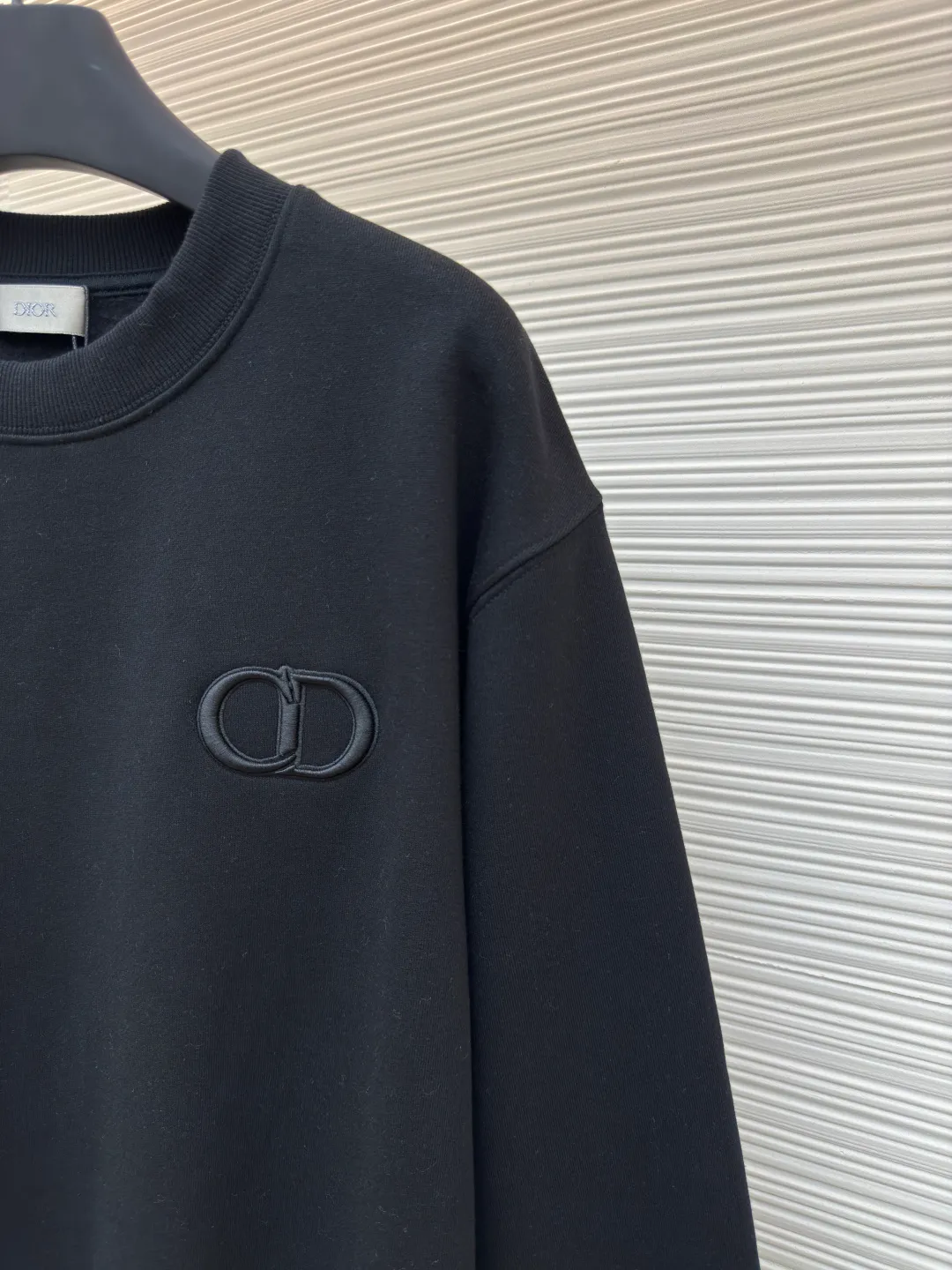 DIOR logo embroidered long-sleeved sweatshirt ●Authentic product: purchased and developed by 3529 ●Item number: 1680341-A65 ●Fabric: pure cotton fabric ●Technology: embroidery production ●Version: loose fit ●Weight: about 535 grams ●Size: S-M-L-XL ●Description: Made of customized cotton fabric, with classic high-density logo embroidery on the chest and velvet design on the inside. It can be matched with bottoms of the same season to create a fashionable look. It can be worn inside or outside to suit various occasions. Customized accessories, complete with three labels, same style for men and women!