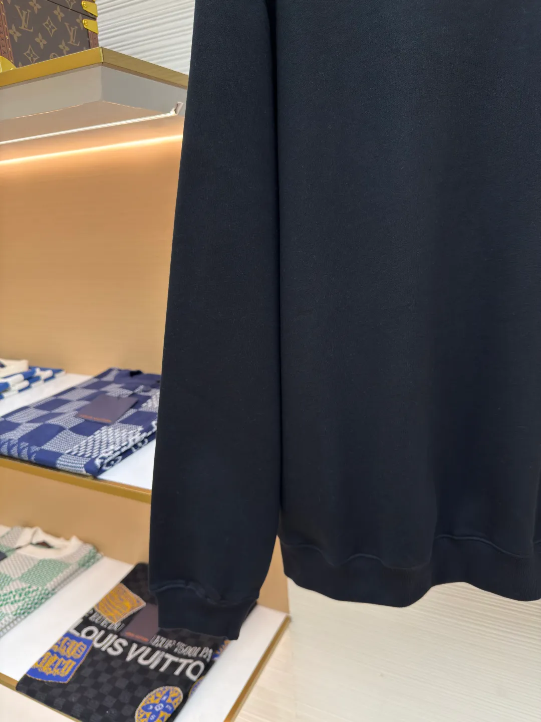 DIOR logo embroidered long-sleeved sweatshirt ●Authentic product: purchased and developed by 3529 ●Item number: 1680341-A65 ●Fabric: pure cotton fabric ●Technology: embroidery production ●Version: loose fit ●Weight: about 535 grams ●Size: S-M-L-XL ●Description: Made of customized cotton fabric, with classic high-density logo embroidery on the chest and velvet design on the inside. It can be matched with bottoms of the same season to create a fashionable look. It can be worn inside or outside to suit various occasions. Customized accessories, complete with three labels, same style for men and women!