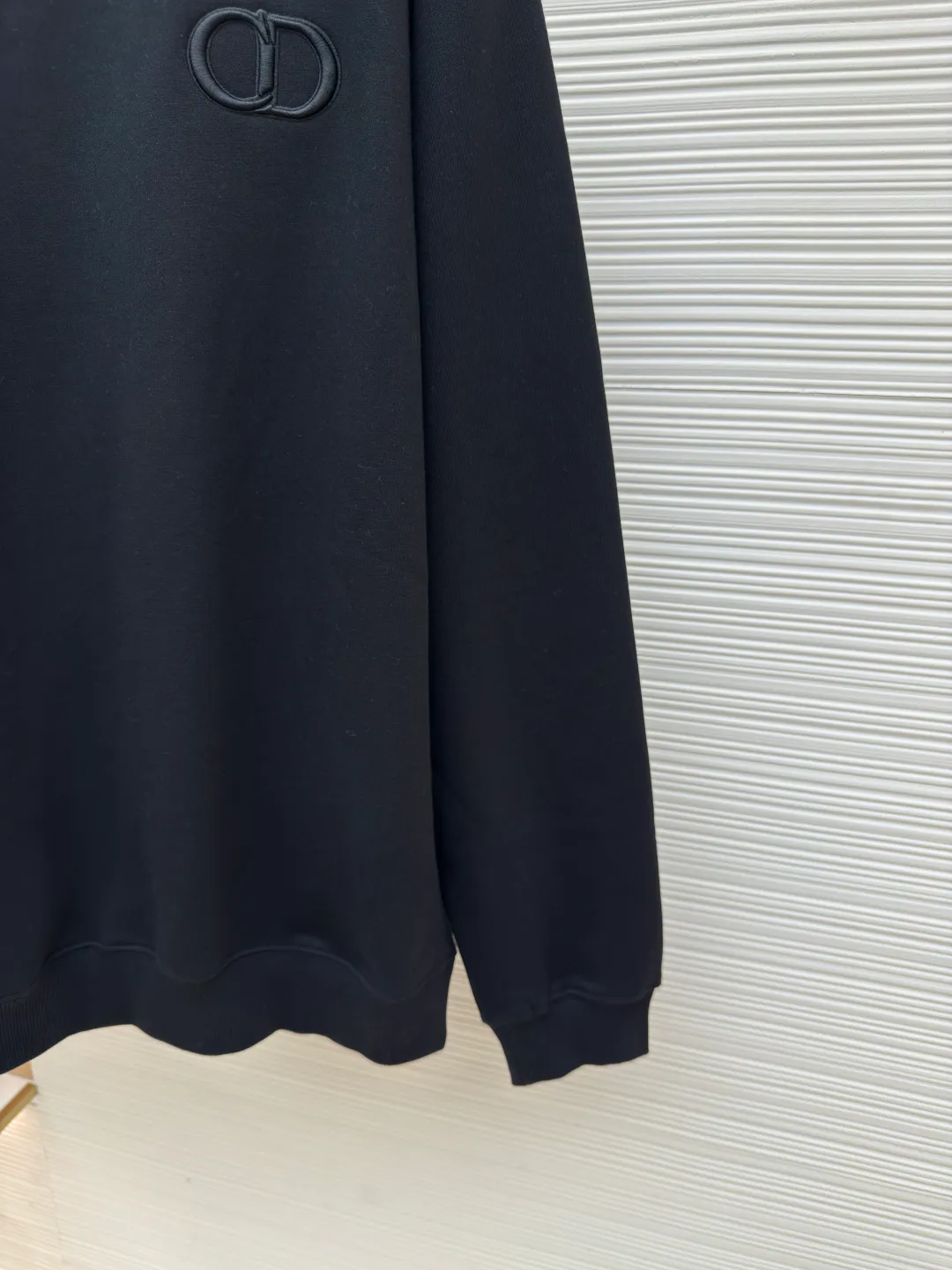 DIOR logo embroidered long-sleeved sweatshirt ●Authentic product: purchased and developed by 3529 ●Item number: 1680341-A65 ●Fabric: pure cotton fabric ●Technology: embroidery production ●Version: loose fit ●Weight: about 535 grams ●Size: S-M-L-XL ●Description: Made of customized cotton fabric, with classic high-density logo embroidery on the chest and velvet design on the inside. It can be matched with bottoms of the same season to create a fashionable look. It can be worn inside or outside to suit various occasions. Customized accessories, complete with three labels, same style for men and women!