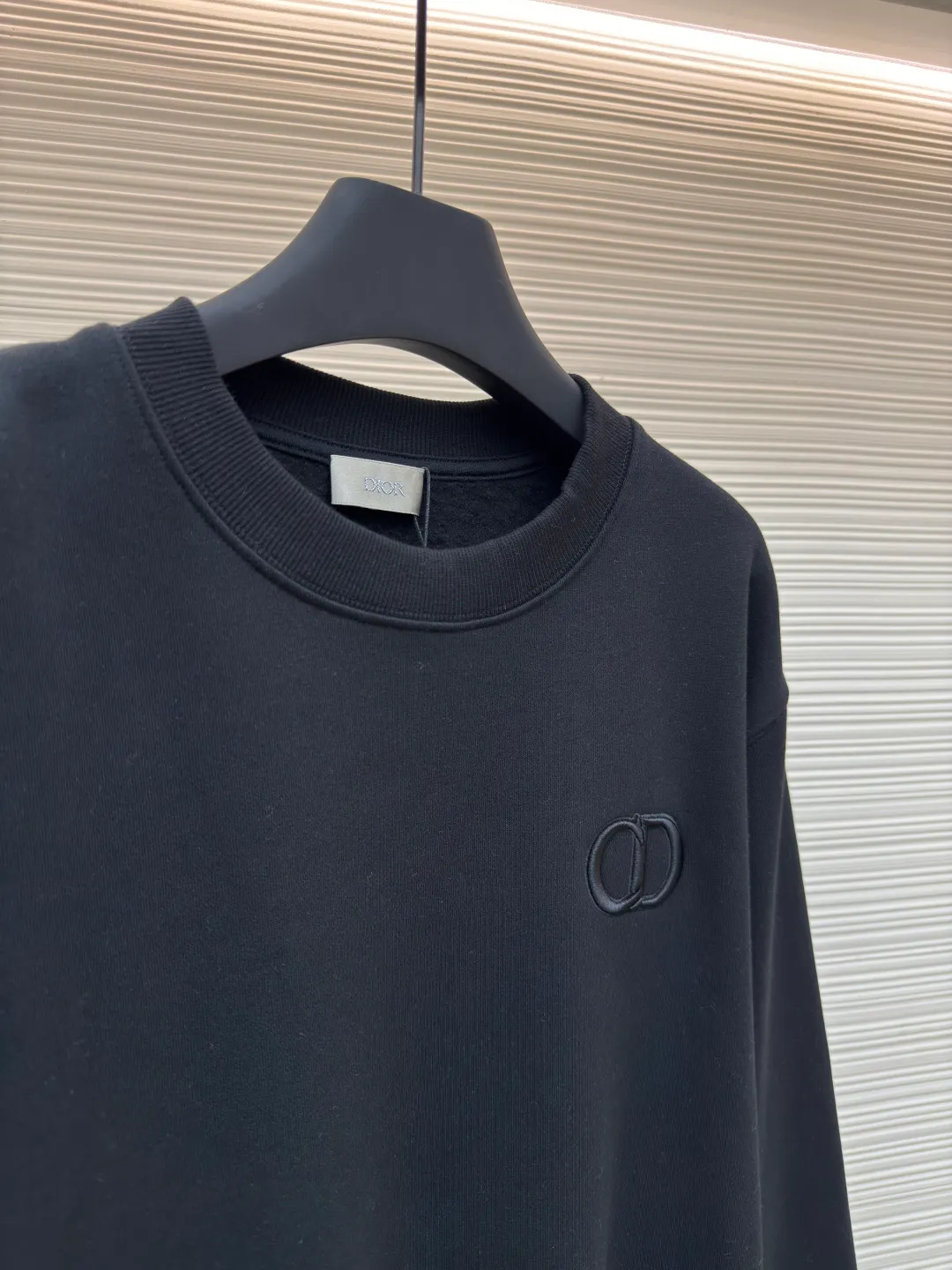 DIOR logo embroidered long-sleeved sweatshirt ●Authentic product: purchased and developed by 3529 ●Item number: 1680341-A65 ●Fabric: pure cotton fabric ●Technology: embroidery production ●Version: loose fit ●Weight: about 535 grams ●Size: S-M-L-XL ●Description: Made of customized cotton fabric, with classic high-density logo embroidery on the chest and velvet design on the inside. It can be matched with bottoms of the same season to create a fashionable look. It can be worn inside or outside to suit various occasions. Customized accessories, complete with three labels, same style for men and women!