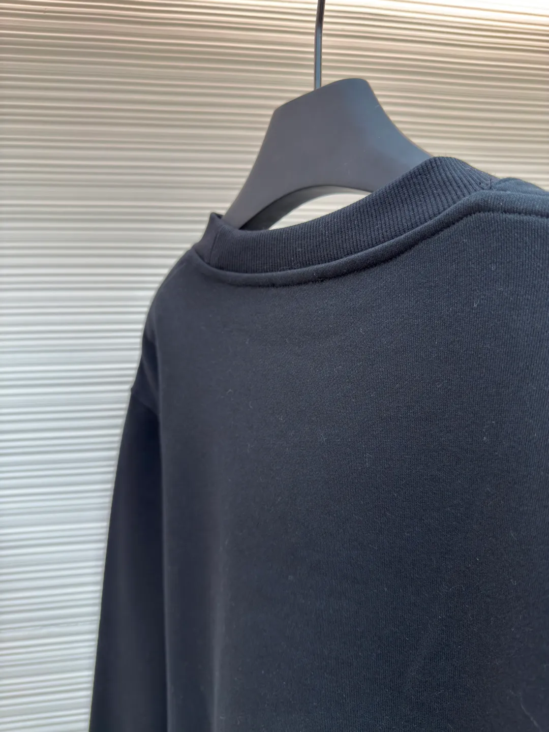 DIOR logo embroidered long-sleeved sweatshirt ●Authentic product: purchased and developed by 3529 ●Item number: 1680341-A65 ●Fabric: pure cotton fabric ●Technology: embroidery production ●Version: loose fit ●Weight: about 535 grams ●Size: S-M-L-XL ●Description: Made of customized cotton fabric, with classic high-density logo embroidery on the chest and velvet design on the inside. It can be matched with bottoms of the same season to create a fashionable look. It can be worn inside or outside to suit various occasions. Customized accessories, complete with three labels, same style for men and women!