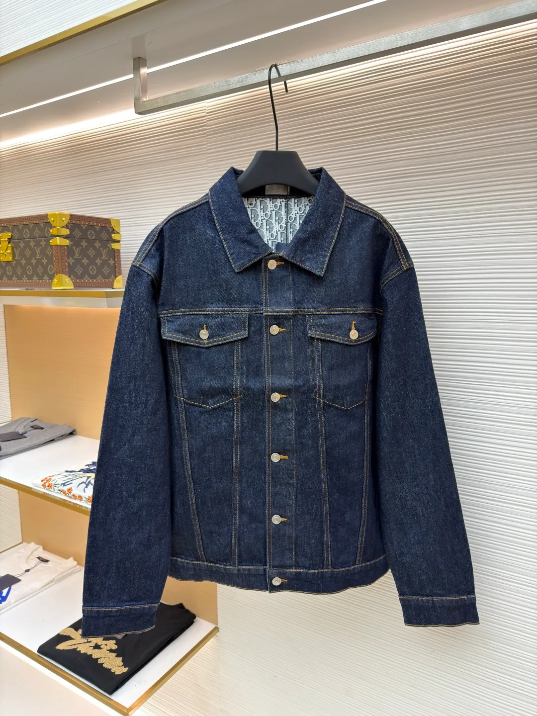 DIOR Presbyopia printed denim jacket ●Original version: Purchased and developed by 12421 ●Item No.: 1681352-C20 ●Material: denim fabric ●Technology: Printing production ●Color: navy ●Type: Fitted version ●Weight: about 1115 grams ●Size: 46-48-50-52 ●Description: Lined presbyopic denim jacket with a retro and modern feel, the same color denim with light-color letter cycle printing, the same style for men and women, highly recommended Very upright version. The classic CD pattern on the inside is so beautiful. It can be matched with the same style to create a fashionable look and suit various occasions. Customized accessories, complete with three labels, same style for men and women!