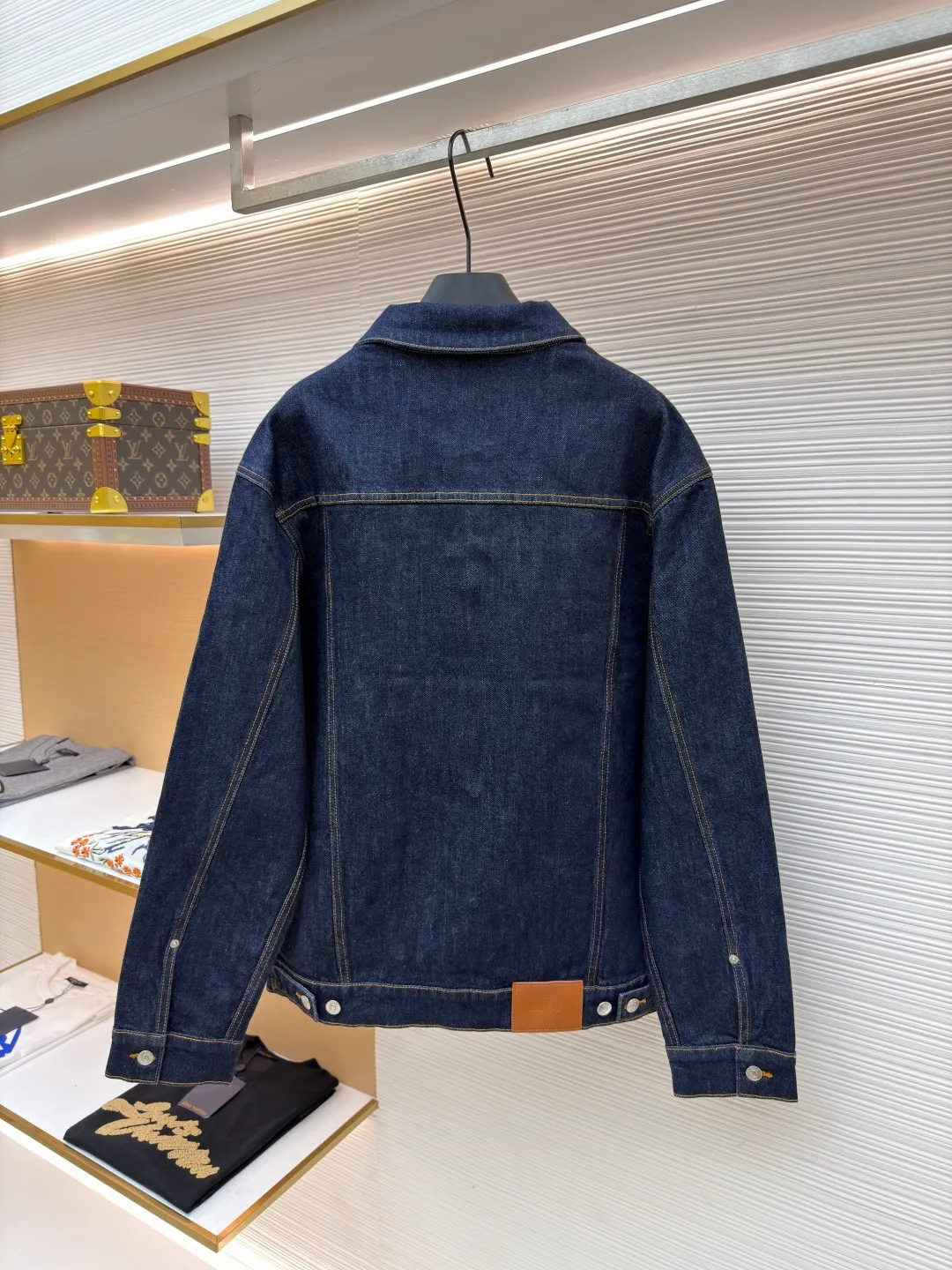 DIOR Presbyopia printed denim jacket ●Original version: Purchased and developed by 12421 ●Item No.: 1681352-C20 ●Material: denim fabric ●Technology: Printing production ●Color: navy ●Type: Fitted version ●Weight: about 1115 grams ●Size: 46-48-50-52 ●Description: Lined presbyopic denim jacket with a retro and modern feel, the same color denim with light-color letter cycle printing, the same style for men and women, highly recommended Very upright version. The classic CD pattern on the inside is so beautiful. It can be matched with the same style to create a fashionable look and suit various occasions. Customized accessories, complete with three labels, same style for men and women!