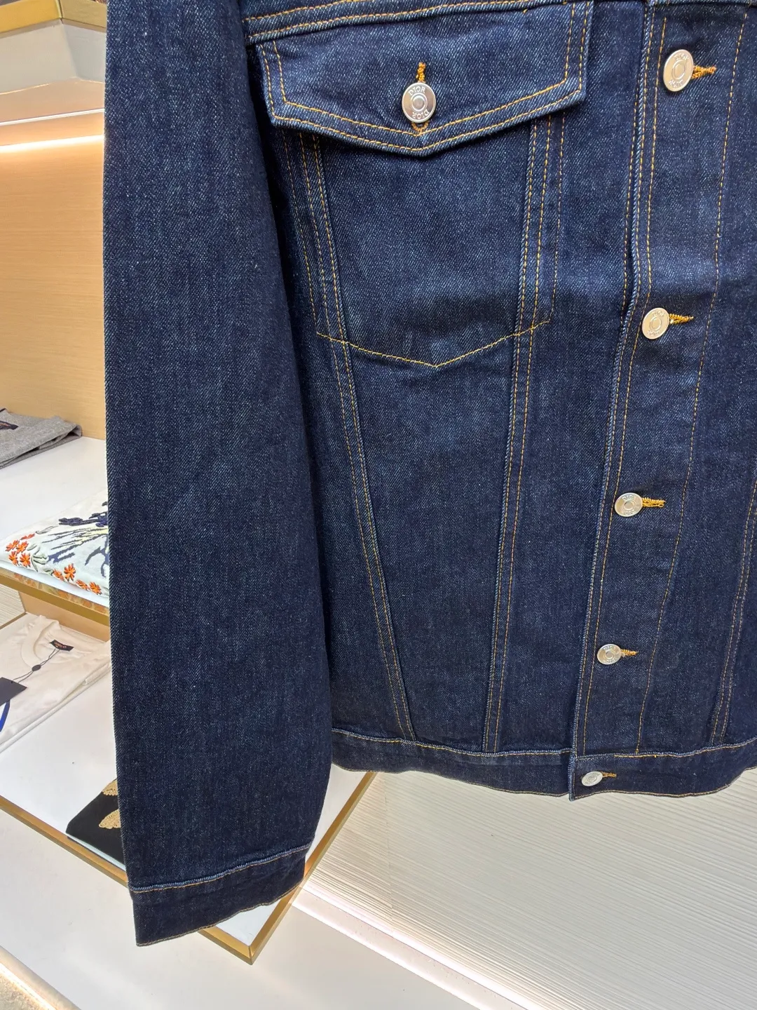 DIOR Presbyopia printed denim jacket ●Original version: Purchased and developed by 12421 ●Item No.: 1681352-C20 ●Material: denim fabric ●Technology: Printing production ●Color: navy ●Type: Fitted version ●Weight: about 1115 grams ●Size: 46-48-50-52 ●Description: Lined presbyopic denim jacket with a retro and modern feel, the same color denim with light-color letter cycle printing, the same style for men and women, highly recommended Very upright version. The classic CD pattern on the inside is so beautiful. It can be matched with the same style to create a fashionable look and suit various occasions. Customized accessories, complete with three labels, same style for men and women!