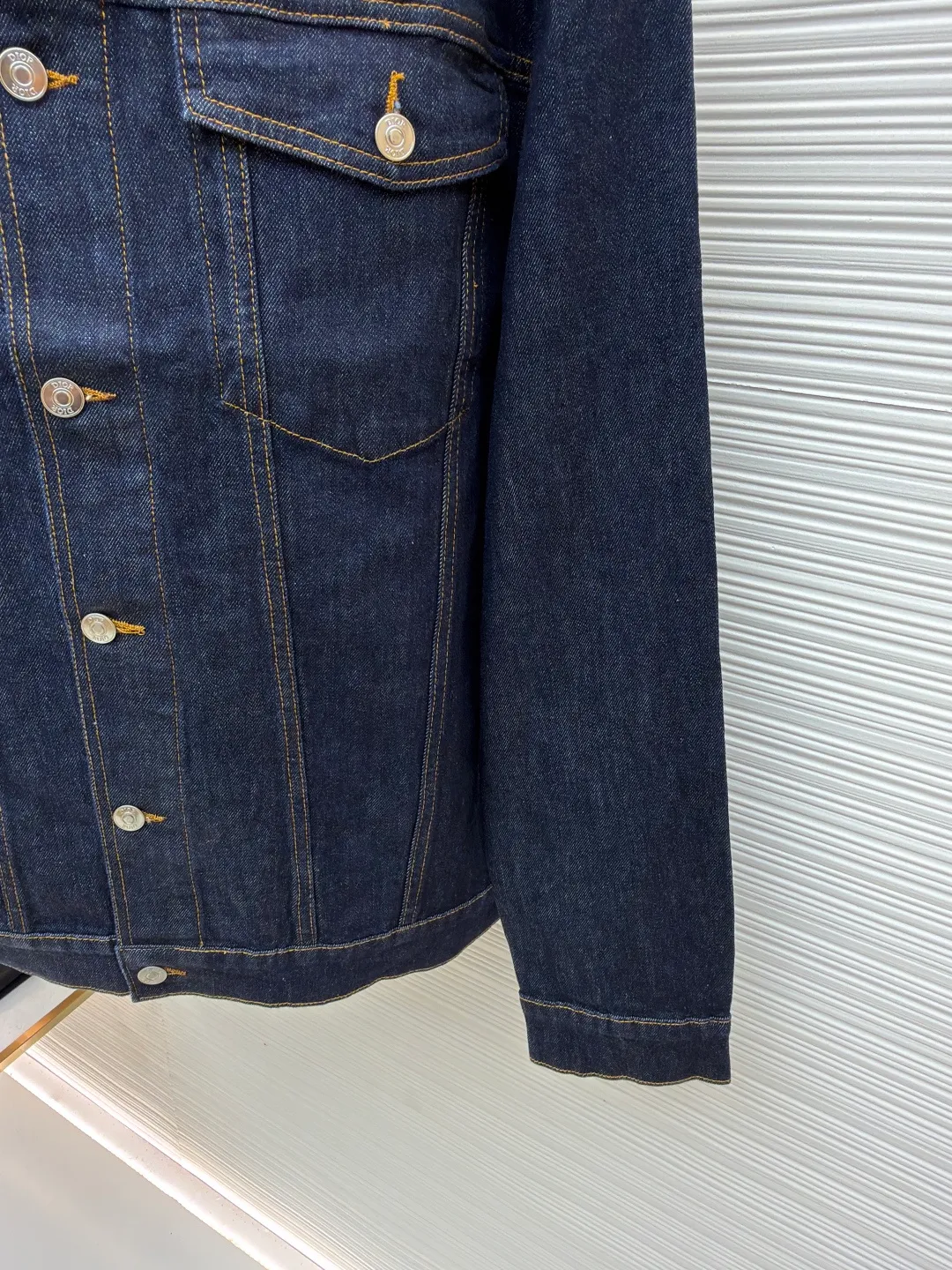 DIOR Presbyopia printed denim jacket ●Original version: Purchased and developed by 12421 ●Item No.: 1681352-C20 ●Material: denim fabric ●Technology: Printing production ●Color: navy ●Type: Fitted version ●Weight: about 1115 grams ●Size: 46-48-50-52 ●Description: Lined presbyopic denim jacket with a retro and modern feel, the same color denim with light-color letter cycle printing, the same style for men and women, highly recommended Very upright version. The classic CD pattern on the inside is so beautiful. It can be matched with the same style to create a fashionable look and suit various occasions. Customized accessories, complete with three labels, same style for men and women!