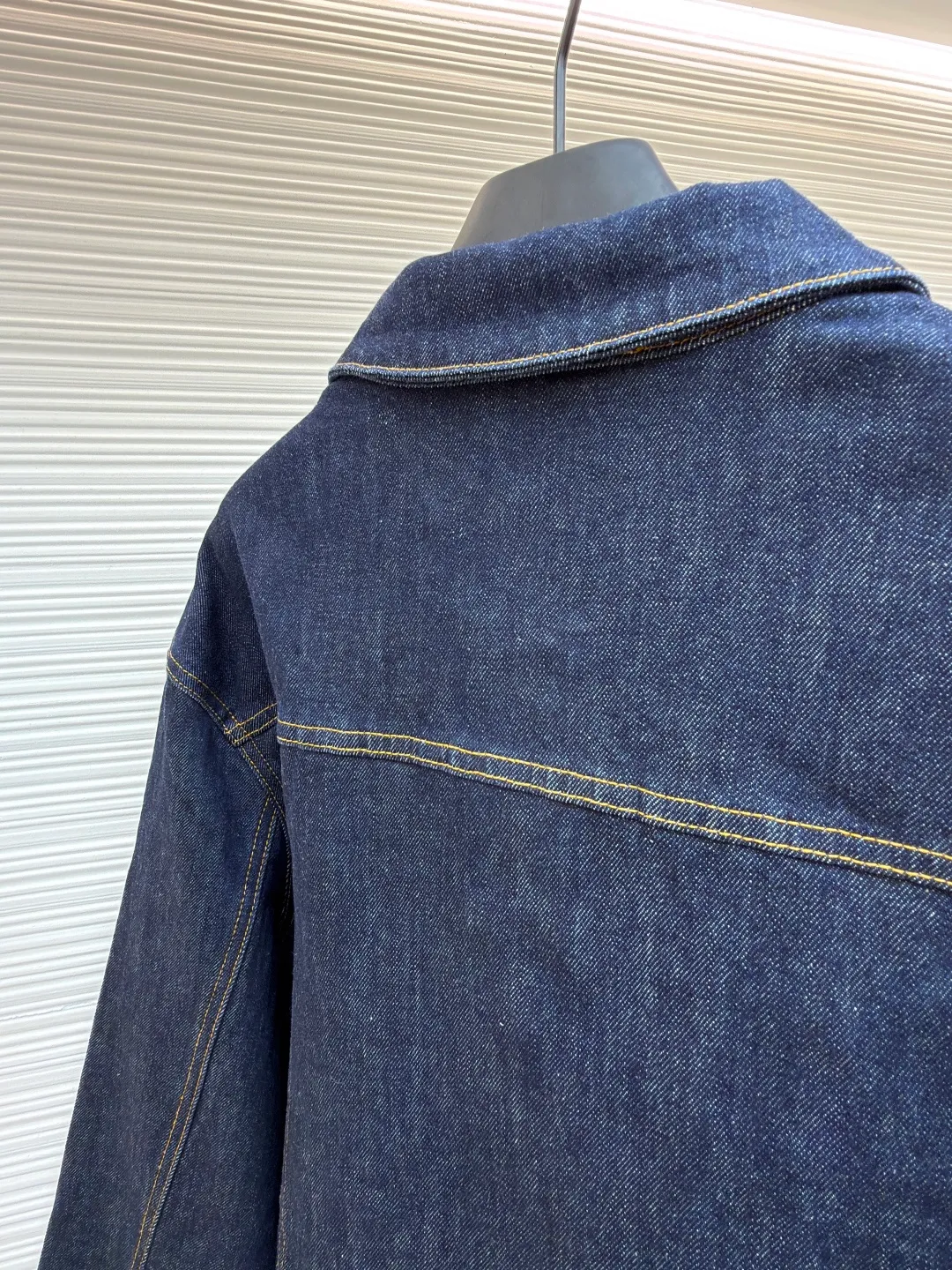 DIOR Presbyopia printed denim jacket ●Original version: Purchased and developed by 12421 ●Item No.: 1681352-C20 ●Material: denim fabric ●Technology: Printing production ●Color: navy ●Type: Fitted version ●Weight: about 1115 grams ●Size: 46-48-50-52 ●Description: Lined presbyopic denim jacket with a retro and modern feel, the same color denim with light-color letter cycle printing, the same style for men and women, highly recommended Very upright version. The classic CD pattern on the inside is so beautiful. It can be matched with the same style to create a fashionable look and suit various occasions. Customized accessories, complete with three labels, same style for men and women!