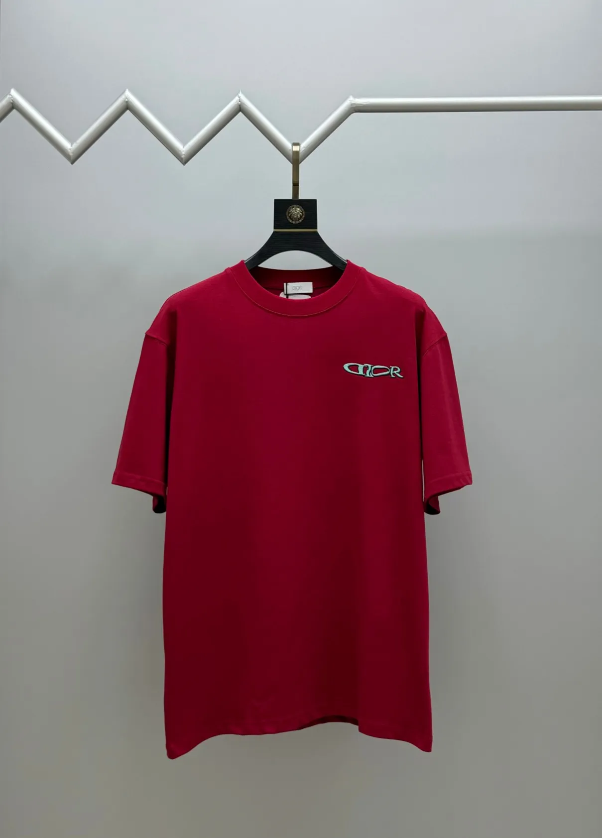 🅿️220 (top version, different currency) will not be taken off the shelves all year round, sell with confidence. Style: Dior/DIO.R short-sleeved T-shirt. Fabric: 300g double yarn 100% cotton. Rib: 320g heavy Sorona 1*1 trendy brand. Craftsmanship: imported machine embroidered logo on the front and rear. Color: white black red. Size: XS S M L. No gender distinction. Same style for men and women.