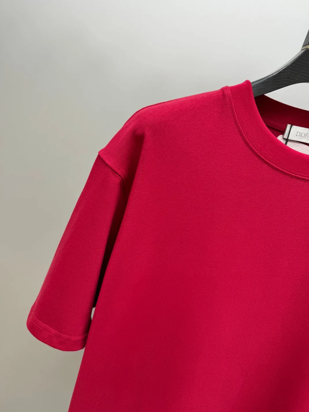 🅿️220 (top version, different currency) will not be taken off the shelves all year round, sell with confidence. Style: Dior/DIO.R short-sleeved T-shirt. Fabric: 300g double yarn 100% cotton. Rib: 320g heavy Sorona 1*1 trendy brand. Craftsmanship: imported machine embroidered logo on the front and rear. Color: white black red. Size: XS S M L. No gender distinction. Same style for men and women.