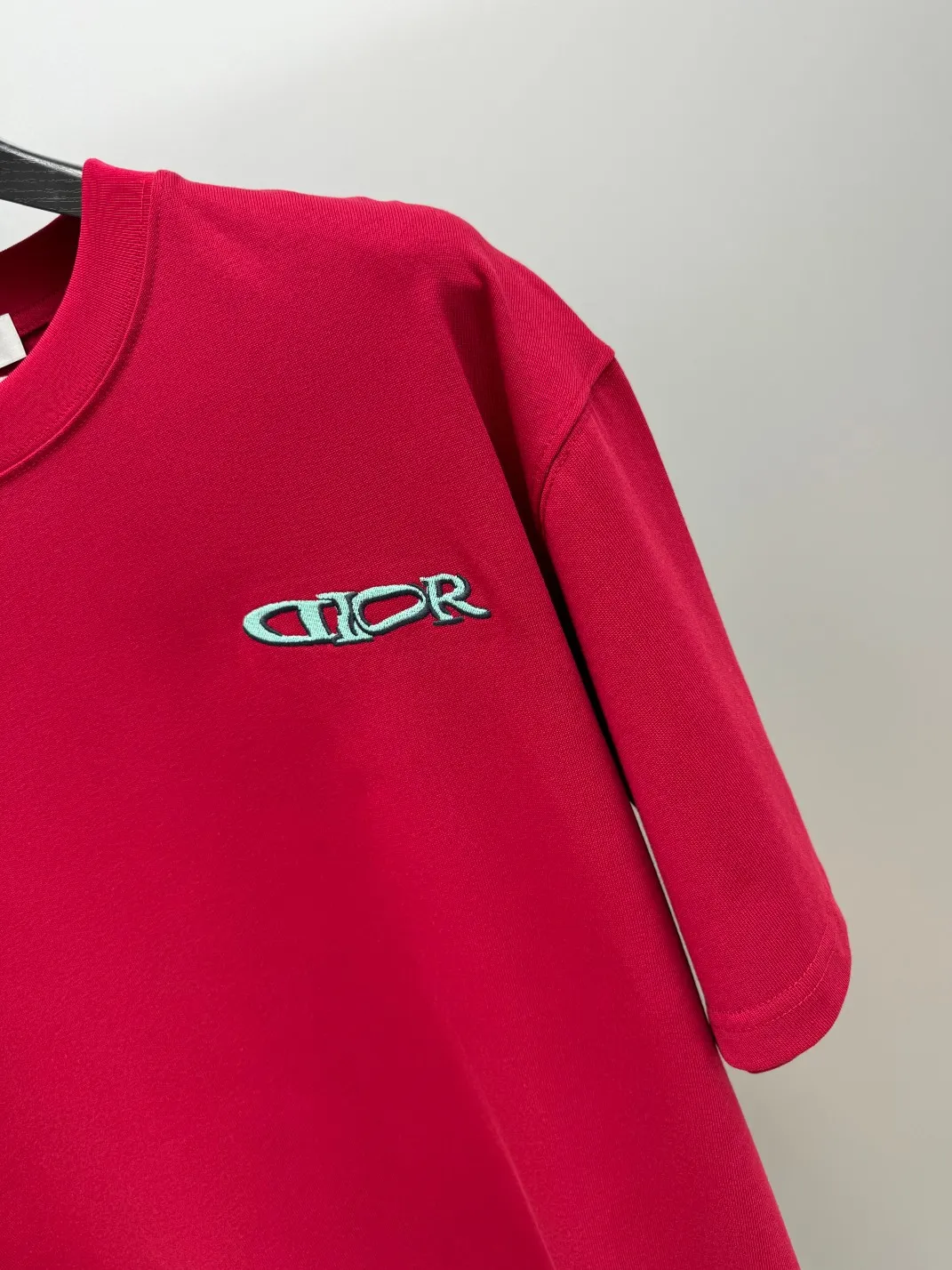 🅿️220 (top version, different currency) will not be taken off the shelves all year round, sell with confidence. Style: Dior/DIO.R short-sleeved T-shirt. Fabric: 300g double yarn 100% cotton. Rib: 320g heavy Sorona 1*1 trendy brand. Craftsmanship: imported machine embroidered logo on the front and rear. Color: white black red. Size: XS S M L. No gender distinction. Same style for men and women.