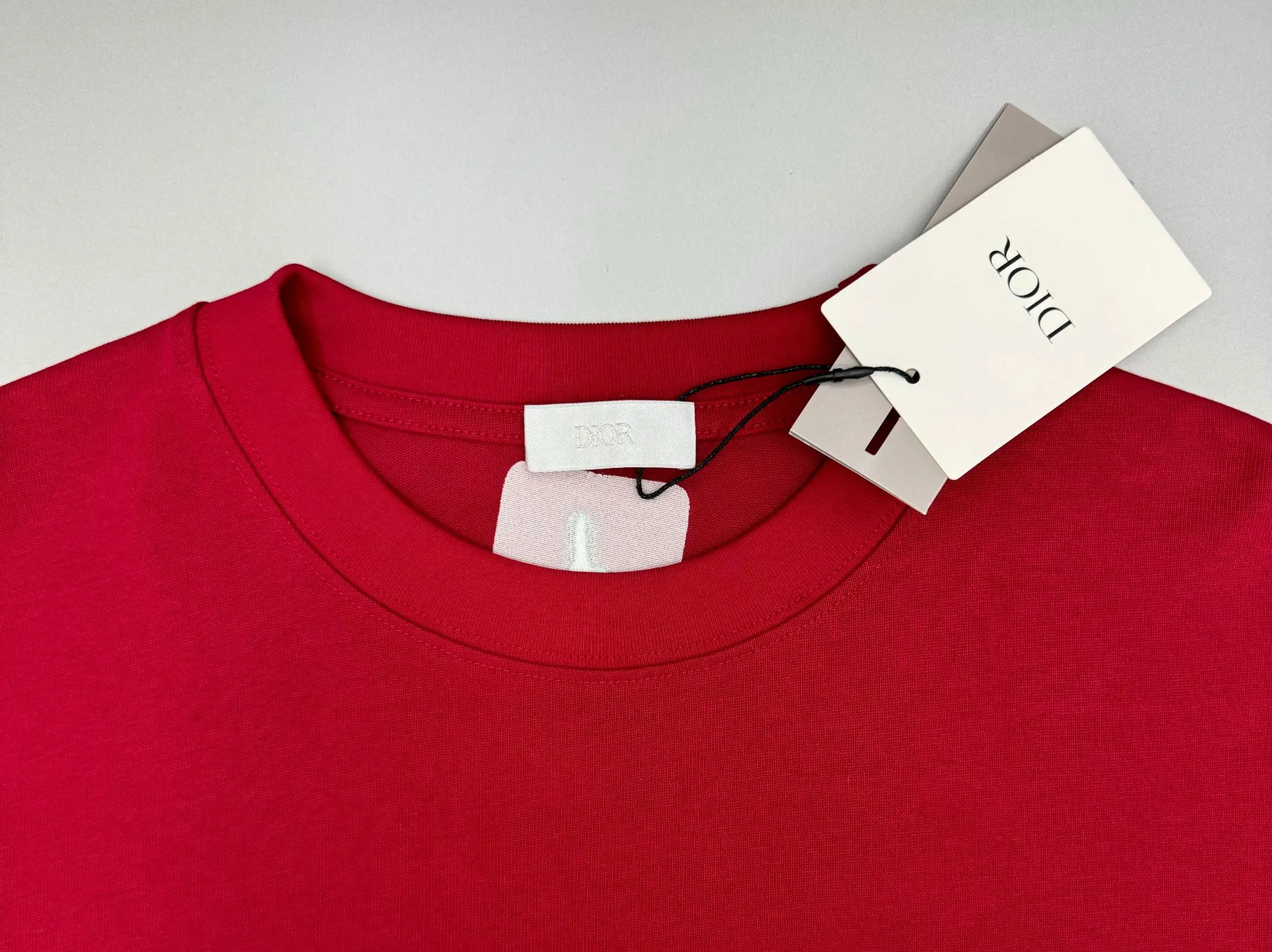 🅿️220 (top version, different currency) will not be taken off the shelves all year round, sell with confidence. Style: Dior/DIO.R short-sleeved T-shirt. Fabric: 300g double yarn 100% cotton. Rib: 320g heavy Sorona 1*1 trendy brand. Craftsmanship: imported machine embroidered logo on the front and rear. Color: white black red. Size: XS S M L. No gender distinction. Same style for men and women.