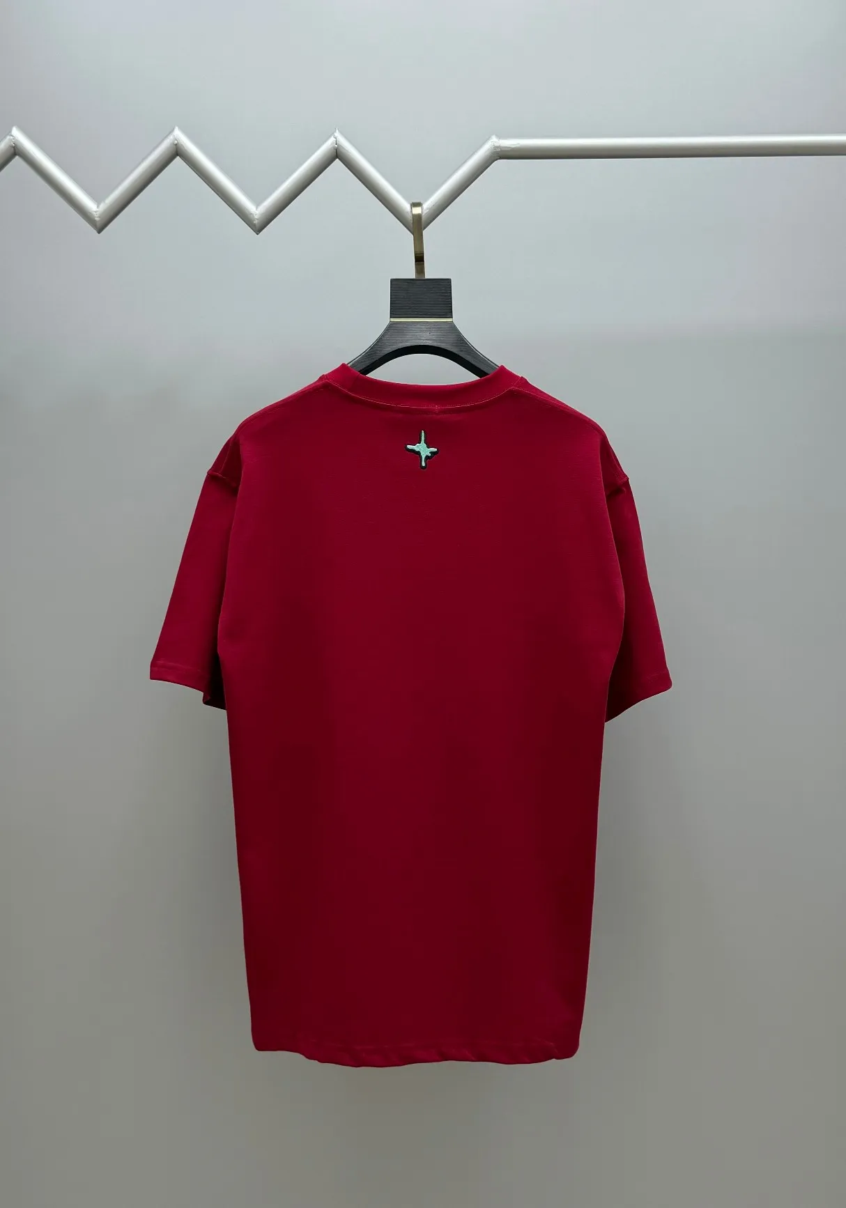🅿️220 (top version, different currency) will not be taken off the shelves all year round, sell with confidence. Style: Dior/DIO.R short-sleeved T-shirt. Fabric: 300g double yarn 100% cotton. Rib: 320g heavy Sorona 1*1 trendy brand. Craftsmanship: imported machine embroidered logo on the front and rear. Color: white black red. Size: XS S M L. No gender distinction. Same style for men and women.