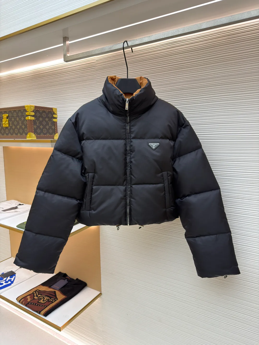 Prada High Waist Stand Collar Down Jacket [Women's Clothing] ●Original version: Purchased and developed by 15021 ●Item number: 1681052-D50 ●Fabric: cashmere fabric ●Technology: Precision double-needle quilting ●Version: fitted version ●Weight: about 710 grams ●Size: 36-38-40 ●Description: The brand's iconic regenerated nylon fabric is selected, which has the same performance as traditional nylon and has high strength, tear resistance, wear resistance and other characteristics. It is lightweight and waterproof, suitable for various scenarios. Anti-wrinkle, quick-drying and easy to maintain on a daily basis. The lining is made of 100% polyamide. Polyamide fiber is known for its extremely high strength and excellent skin-friendly feel. It feels silky smooth and avoids the friction and discomfort that may occur when wearing heavy underwear. It works together with the outer layer of nylon to create a breathable, temperature-locking, and extremely comfortable microclimate environment, allowing warmth and care to be online at all times without feeling stuffy or restrictive. It uses 90 white duck down with a weight of 280g to ensure excellent thermal insulation performance. After strict screening and treatment, the down is not easy to drill down, ensuring durability and warmth. The core is to use advanced down filling technology to evenly fill each independent vertical lining square with precious 90% high-quality white duck down. This process effectively prevents the accumulation or sinking of velvet during wearing, ensuring all-round warmth from the front, back, left, and right without any dead ends. At the same time, the silhouette of the garment is always full and crisp, avoiding bloat. All stitches adopt the precision double-needle quilting process that is highly recommended in the industry. The stitches are fine and even, like rigorous defense lines. It is not only strong and beautiful, but also greatly eliminates the trouble of velvet coming out of the stitches, ensuring the product's long-lasting warmth retention performance. The overall wiring is straight and delicate, the fabric is comfortable and soft, and the color is consistent without color difference. It can be matched with the same style to create a fashionable look and control various occasions. Customized accessories, complete with three standards, same style for men and women!