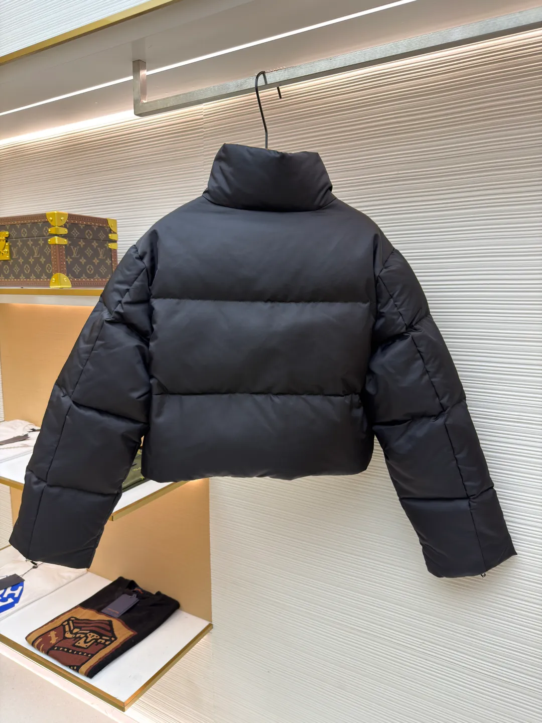 Prada High Waist Stand Collar Down Jacket [Women's Clothing] ●Original version: Purchased and developed by 15021 ●Item number: 1681052-D50 ●Fabric: cashmere fabric ●Technology: Precision double-needle quilting ●Version: fitted version ●Weight: about 710 grams ●Size: 36-38-40 ●Description: The brand's iconic regenerated nylon fabric is selected, which has the same performance as traditional nylon and has high strength, tear resistance, wear resistance and other characteristics. It is lightweight and waterproof, suitable for various scenarios. Anti-wrinkle, quick-drying and easy to maintain on a daily basis. The lining is made of 100% polyamide. Polyamide fiber is known for its extremely high strength and excellent skin-friendly feel. It feels silky smooth and avoids the friction and discomfort that may occur when wearing heavy underwear. It works together with the outer layer of nylon to create a breathable, temperature-locking, and extremely comfortable microclimate environment, allowing warmth and care to be online at all times without feeling stuffy or restrictive. It uses 90 white duck down with a weight of 280g to ensure excellent thermal insulation performance. After strict screening and treatment, the down is not easy to drill down, ensuring durability and warmth. The core is to use advanced down filling technology to evenly fill each independent vertical lining square with precious 90% high-quality white duck down. This process effectively prevents the accumulation or sinking of velvet during wearing, ensuring all-round warmth from the front, back, left, and right without any dead ends. At the same time, the silhouette of the garment is always full and crisp, avoiding bloat. All stitches adopt the precision double-needle quilting process that is highly recommended in the industry. The stitches are fine and even, like rigorous defense lines. It is not only strong and beautiful, but also greatly eliminates the trouble of velvet coming out of the stitches, ensuring the product's long-lasting warmth retention performance. The overall wiring is straight and delicate, the fabric is comfortable and soft, and the color is consistent without color difference. It can be matched with the same style to create a fashionable look and control various occasions. Customized accessories, complete with three standards, same style for men and women!