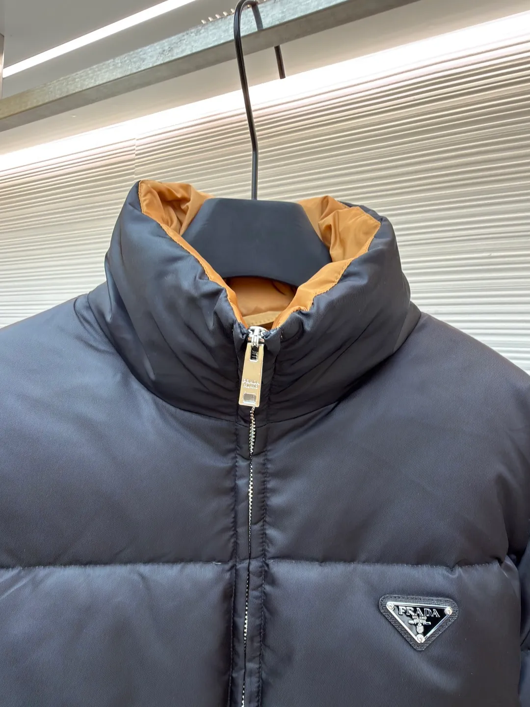 Prada High Waist Stand Collar Down Jacket [Women's Clothing] ●Original version: Purchased and developed by 15021 ●Item number: 1681052-D50 ●Fabric: cashmere fabric ●Technology: Precision double-needle quilting ●Version: fitted version ●Weight: about 710 grams ●Size: 36-38-40 ●Description: The brand's iconic regenerated nylon fabric is selected, which has the same performance as traditional nylon and has high strength, tear resistance, wear resistance and other characteristics. It is lightweight and waterproof, suitable for various scenarios. Anti-wrinkle, quick-drying and easy to maintain on a daily basis. The lining is made of 100% polyamide. Polyamide fiber is known for its extremely high strength and excellent skin-friendly feel. It feels silky smooth and avoids the friction and discomfort that may occur when wearing heavy underwear. It works together with the outer layer of nylon to create a breathable, temperature-locking, and extremely comfortable microclimate environment, allowing warmth and care to be online at all times without feeling stuffy or restrictive. It uses 90 white duck down with a weight of 280g to ensure excellent thermal insulation performance. After strict screening and treatment, the down is not easy to drill down, ensuring durability and warmth. The core is to use advanced down filling technology to evenly fill each independent vertical lining square with precious 90% high-quality white duck down. This process effectively prevents the accumulation or sinking of velvet during wearing, ensuring all-round warmth from the front, back, left, and right without any dead ends. At the same time, the silhouette of the garment is always full and crisp, avoiding bloat. All stitches adopt the precision double-needle quilting process that is highly recommended in the industry. The stitches are fine and even, like rigorous defense lines. It is not only strong and beautiful, but also greatly eliminates the trouble of velvet coming out of the stitches, ensuring the product's long-lasting warmth retention performance. The overall wiring is straight and delicate, the fabric is comfortable and soft, and the color is consistent without color difference. It can be matched with the same style to create a fashionable look and control various occasions. Customized accessories, complete with three standards, same style for men and women!