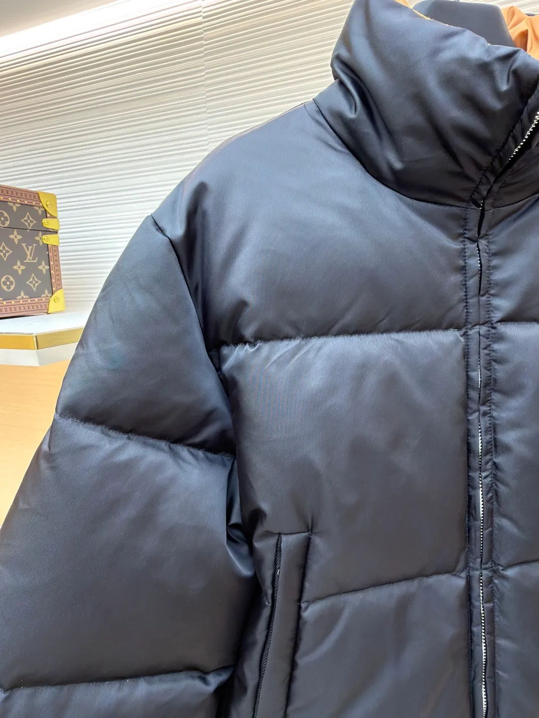 Prada High Waist Stand Collar Down Jacket [Women's Clothing] ●Original version: Purchased and developed by 15021 ●Item number: 1681052-D50 ●Fabric: cashmere fabric ●Technology: Precision double-needle quilting ●Version: fitted version ●Weight: about 710 grams ●Size: 36-38-40 ●Description: The brand's iconic regenerated nylon fabric is selected, which has the same performance as traditional nylon and has high strength, tear resistance, wear resistance and other characteristics. It is lightweight and waterproof, suitable for various scenarios. Anti-wrinkle, quick-drying and easy to maintain on a daily basis. The lining is made of 100% polyamide. Polyamide fiber is known for its extremely high strength and excellent skin-friendly feel. It feels silky smooth and avoids the friction and discomfort that may occur when wearing heavy underwear. It works together with the outer layer of nylon to create a breathable, temperature-locking, and extremely comfortable microclimate environment, allowing warmth and care to be online at all times without feeling stuffy or restrictive. It uses 90 white duck down with a weight of 280g to ensure excellent thermal insulation performance. After strict screening and treatment, the down is not easy to drill down, ensuring durability and warmth. The core is to use advanced down filling technology to evenly fill each independent vertical lining square with precious 90% high-quality white duck down. This process effectively prevents the accumulation or sinking of velvet during wearing, ensuring all-round warmth from the front, back, left, and right without any dead ends. At the same time, the silhouette of the garment is always full and crisp, avoiding bloat. All stitches adopt the precision double-needle quilting process that is highly recommended in the industry. The stitches are fine and even, like rigorous defense lines. It is not only strong and beautiful, but also greatly eliminates the trouble of velvet coming out of the stitches, ensuring the product's long-lasting warmth retention performance. The overall wiring is straight and delicate, the fabric is comfortable and soft, and the color is consistent without color difference. It can be matched with the same style to create a fashionable look and control various occasions. Customized accessories, complete with three standards, same style for men and women!