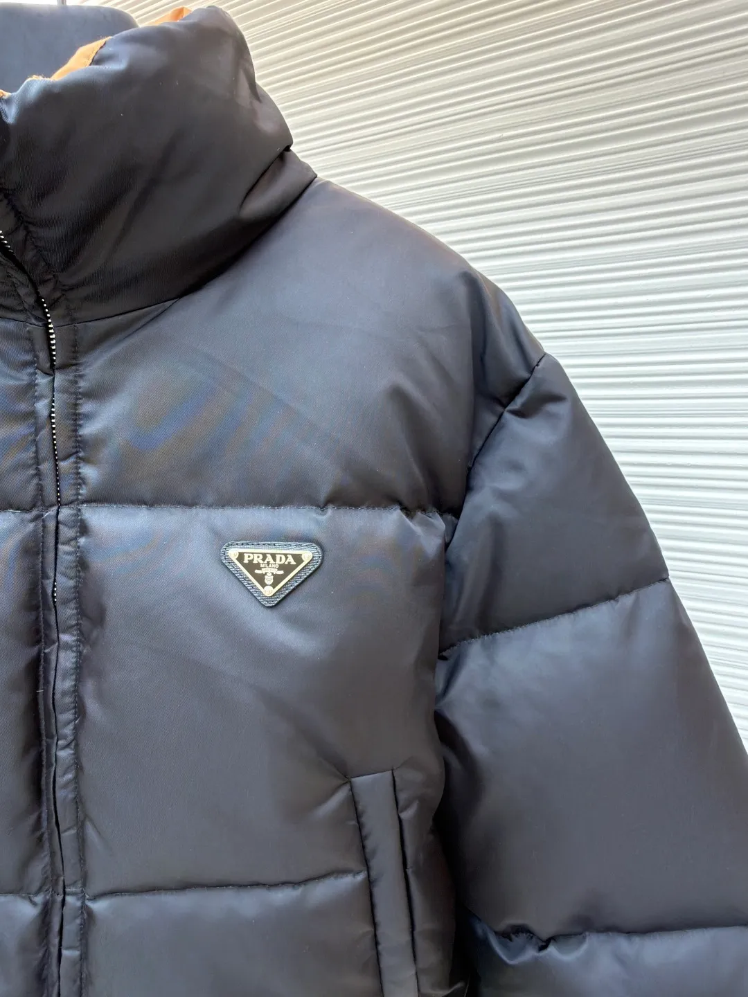 Prada High Waist Stand Collar Down Jacket [Women's Clothing] ●Original version: Purchased and developed by 15021 ●Item number: 1681052-D50 ●Fabric: cashmere fabric ●Technology: Precision double-needle quilting ●Version: fitted version ●Weight: about 710 grams ●Size: 36-38-40 ●Description: The brand's iconic regenerated nylon fabric is selected, which has the same performance as traditional nylon and has high strength, tear resistance, wear resistance and other characteristics. It is lightweight and waterproof, suitable for various scenarios. Anti-wrinkle, quick-drying and easy to maintain on a daily basis. The lining is made of 100% polyamide. Polyamide fiber is known for its extremely high strength and excellent skin-friendly feel. It feels silky smooth and avoids the friction and discomfort that may occur when wearing heavy underwear. It works together with the outer layer of nylon to create a breathable, temperature-locking, and extremely comfortable microclimate environment, allowing warmth and care to be online at all times without feeling stuffy or restrictive. It uses 90 white duck down with a weight of 280g to ensure excellent thermal insulation performance. After strict screening and treatment, the down is not easy to drill down, ensuring durability and warmth. The core is to use advanced down filling technology to evenly fill each independent vertical lining square with precious 90% high-quality white duck down. This process effectively prevents the accumulation or sinking of velvet during wearing, ensuring all-round warmth from the front, back, left, and right without any dead ends. At the same time, the silhouette of the garment is always full and crisp, avoiding bloat. All stitches adopt the precision double-needle quilting process that is highly recommended in the industry. The stitches are fine and even, like rigorous defense lines. It is not only strong and beautiful, but also greatly eliminates the trouble of velvet coming out of the stitches, ensuring the product's long-lasting warmth retention performance. The overall wiring is straight and delicate, the fabric is comfortable and soft, and the color is consistent without color difference. It can be matched with the same style to create a fashionable look and control various occasions. Customized accessories, complete with three standards, same style for men and women!