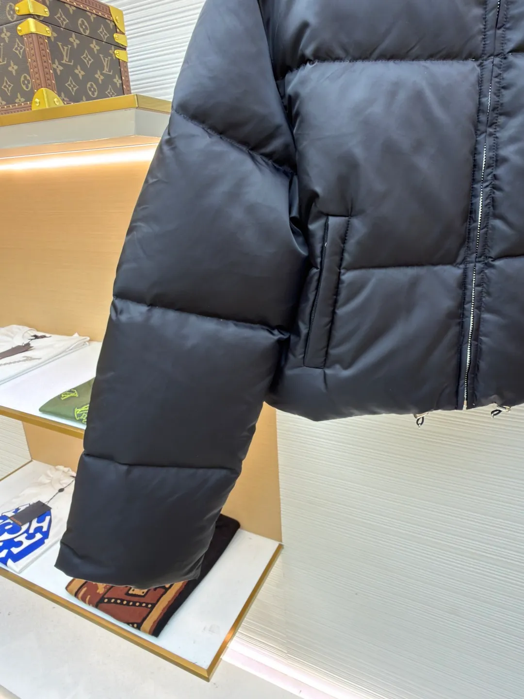 Prada High Waist Stand Collar Down Jacket [Women's Clothing] ●Original version: Purchased and developed by 15021 ●Item number: 1681052-D50 ●Fabric: cashmere fabric ●Technology: Precision double-needle quilting ●Version: fitted version ●Weight: about 710 grams ●Size: 36-38-40 ●Description: The brand's iconic regenerated nylon fabric is selected, which has the same performance as traditional nylon and has high strength, tear resistance, wear resistance and other characteristics. It is lightweight and waterproof, suitable for various scenarios. Anti-wrinkle, quick-drying and easy to maintain on a daily basis. The lining is made of 100% polyamide. Polyamide fiber is known for its extremely high strength and excellent skin-friendly feel. It feels silky smooth and avoids the friction and discomfort that may occur when wearing heavy underwear. It works together with the outer layer of nylon to create a breathable, temperature-locking, and extremely comfortable microclimate environment, allowing warmth and care to be online at all times without feeling stuffy or restrictive. It uses 90 white duck down with a weight of 280g to ensure excellent thermal insulation performance. After strict screening and treatment, the down is not easy to drill down, ensuring durability and warmth. The core is to use advanced down filling technology to evenly fill each independent vertical lining square with precious 90% high-quality white duck down. This process effectively prevents the accumulation or sinking of velvet during wearing, ensuring all-round warmth from the front, back, left, and right without any dead ends. At the same time, the silhouette of the garment is always full and crisp, avoiding bloat. All stitches adopt the precision double-needle quilting process that is highly recommended in the industry. The stitches are fine and even, like rigorous defense lines. It is not only strong and beautiful, but also greatly eliminates the trouble of velvet coming out of the stitches, ensuring the product's long-lasting warmth retention performance. The overall wiring is straight and delicate, the fabric is comfortable and soft, and the color is consistent without color difference. It can be matched with the same style to create a fashionable look and control various occasions. Customized accessories, complete with three standards, same style for men and women!