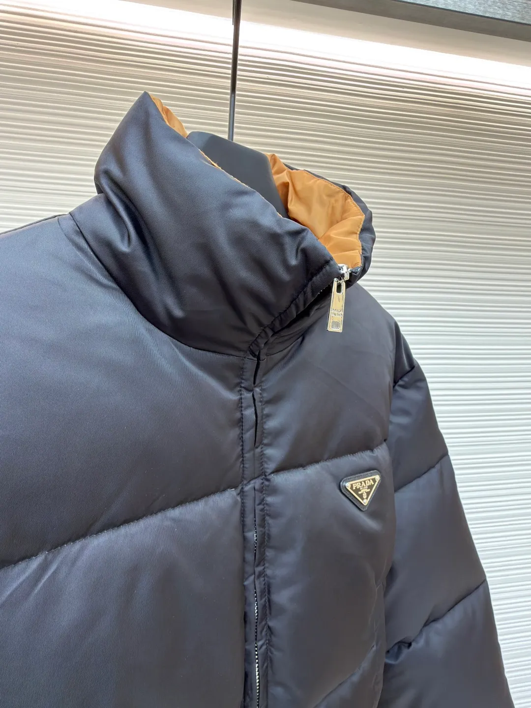Prada High Waist Stand Collar Down Jacket [Women's Clothing] ●Original version: Purchased and developed by 15021 ●Item number: 1681052-D50 ●Fabric: cashmere fabric ●Technology: Precision double-needle quilting ●Version: fitted version ●Weight: about 710 grams ●Size: 36-38-40 ●Description: The brand's iconic regenerated nylon fabric is selected, which has the same performance as traditional nylon and has high strength, tear resistance, wear resistance and other characteristics. It is lightweight and waterproof, suitable for various scenarios. Anti-wrinkle, quick-drying and easy to maintain on a daily basis. The lining is made of 100% polyamide. Polyamide fiber is known for its extremely high strength and excellent skin-friendly feel. It feels silky smooth and avoids the friction and discomfort that may occur when wearing heavy underwear. It works together with the outer layer of nylon to create a breathable, temperature-locking, and extremely comfortable microclimate environment, allowing warmth and care to be online at all times without feeling stuffy or restrictive. It uses 90 white duck down with a weight of 280g to ensure excellent thermal insulation performance. After strict screening and treatment, the down is not easy to drill down, ensuring durability and warmth. The core is to use advanced down filling technology to evenly fill each independent vertical lining square with precious 90% high-quality white duck down. This process effectively prevents the accumulation or sinking of velvet during wearing, ensuring all-round warmth from the front, back, left, and right without any dead ends. At the same time, the silhouette of the garment is always full and crisp, avoiding bloat. All stitches adopt the precision double-needle quilting process that is highly recommended in the industry. The stitches are fine and even, like rigorous defense lines. It is not only strong and beautiful, but also greatly eliminates the trouble of velvet coming out of the stitches, ensuring the product's long-lasting warmth retention performance. The overall wiring is straight and delicate, the fabric is comfortable and soft, and the color is consistent without color difference. It can be matched with the same style to create a fashionable look and control various occasions. Customized accessories, complete with three standards, same style for men and women!