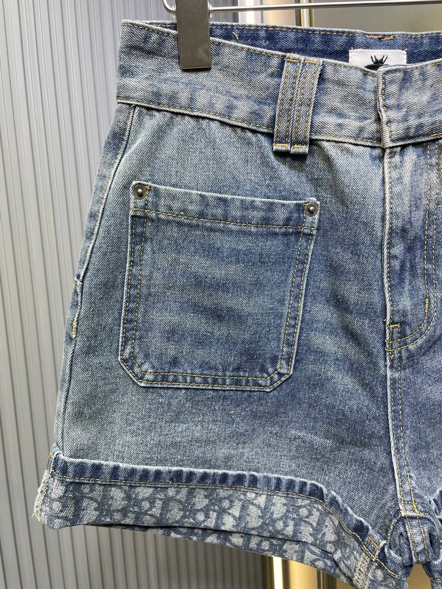 🅿️390 Dior🌟[Top replica] Presbyopic hem denim shorts are made of 100% cotton fabric. The denim upper body is soft and presbyopic hem design is loose. The shorts are slim and cover the flesh and make the legs longer. Enzyme washing process. Versatile classic style. Customized hardware accessories, full of texture. For workmanship quality, look at the details. Size: SML