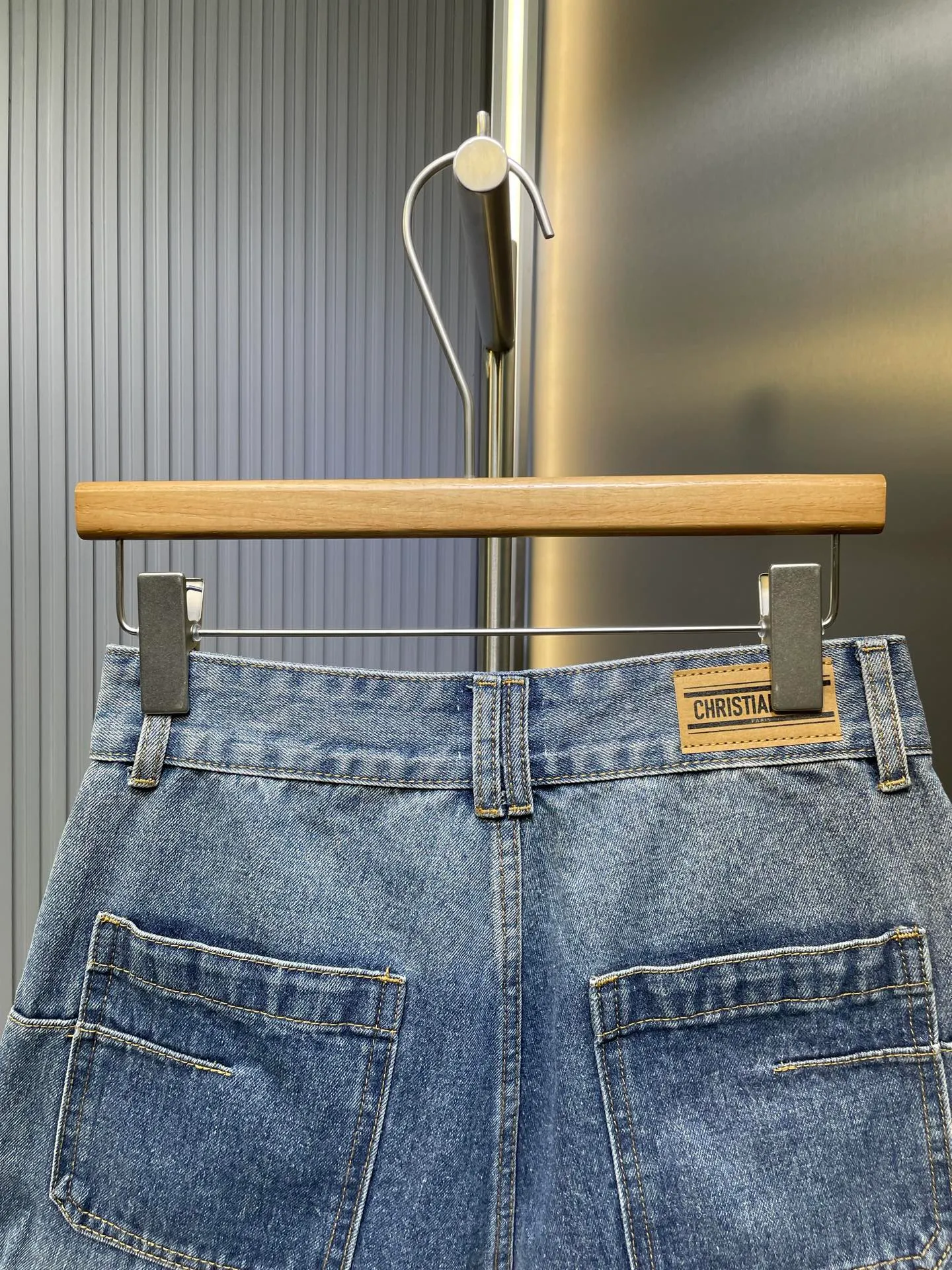 🅿️390 Dior🌟[Top replica] Presbyopic hem denim shorts are made of 100% cotton fabric. The denim upper body is soft and presbyopic hem design is loose. The shorts are slim and cover the flesh and make the legs longer. Enzyme washing process. Versatile classic style. Customized hardware accessories, full of texture. For workmanship quality, look at the details. Size: SML