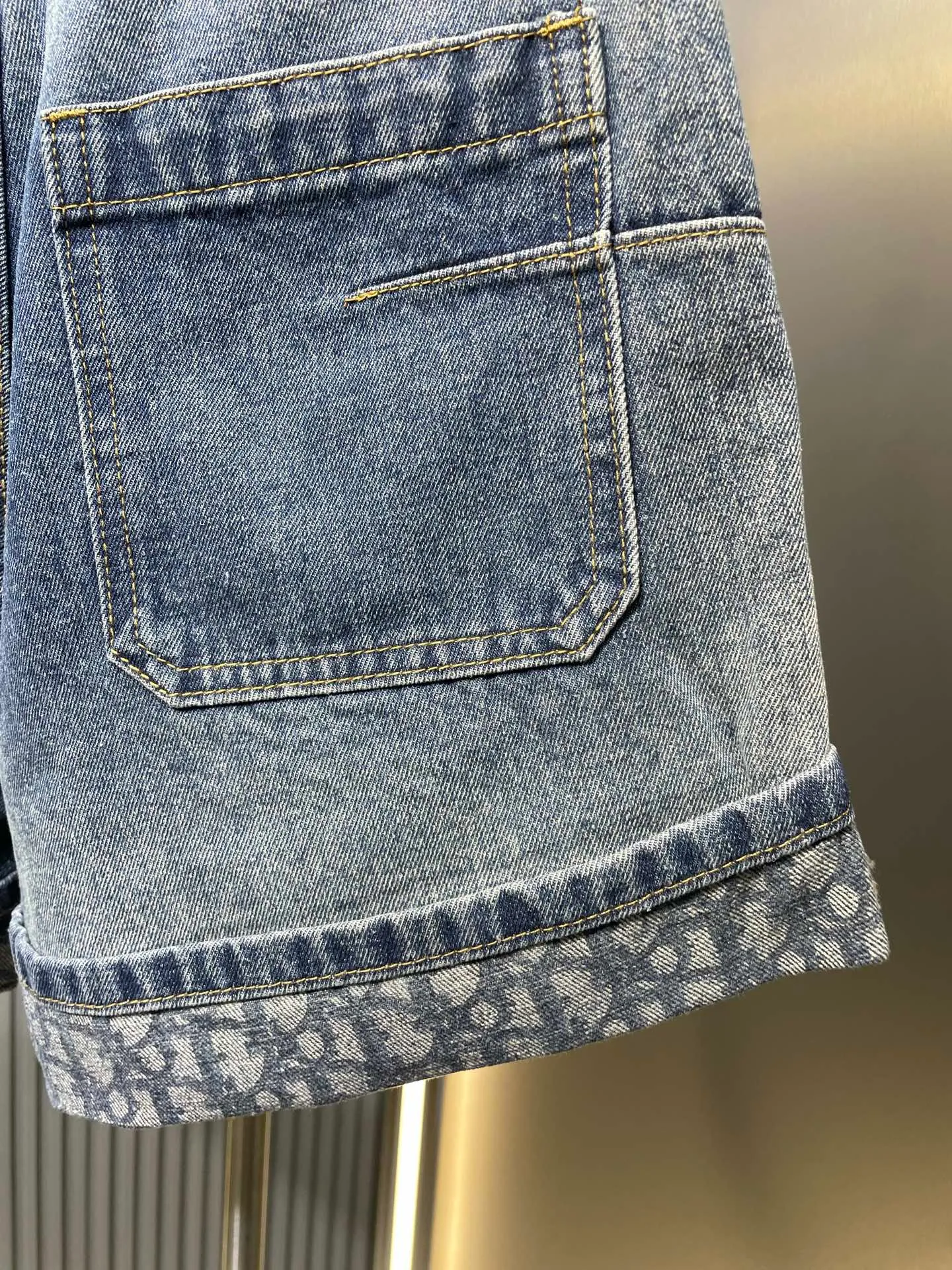 🅿️390 Dior🌟[Top replica] Presbyopic hem denim shorts are made of 100% cotton fabric. The denim upper body is soft and presbyopic hem design is loose. The shorts are slim and cover the flesh and make the legs longer. Enzyme washing process. Versatile classic style. Customized hardware accessories, full of texture. For workmanship quality, look at the details. Size: SML