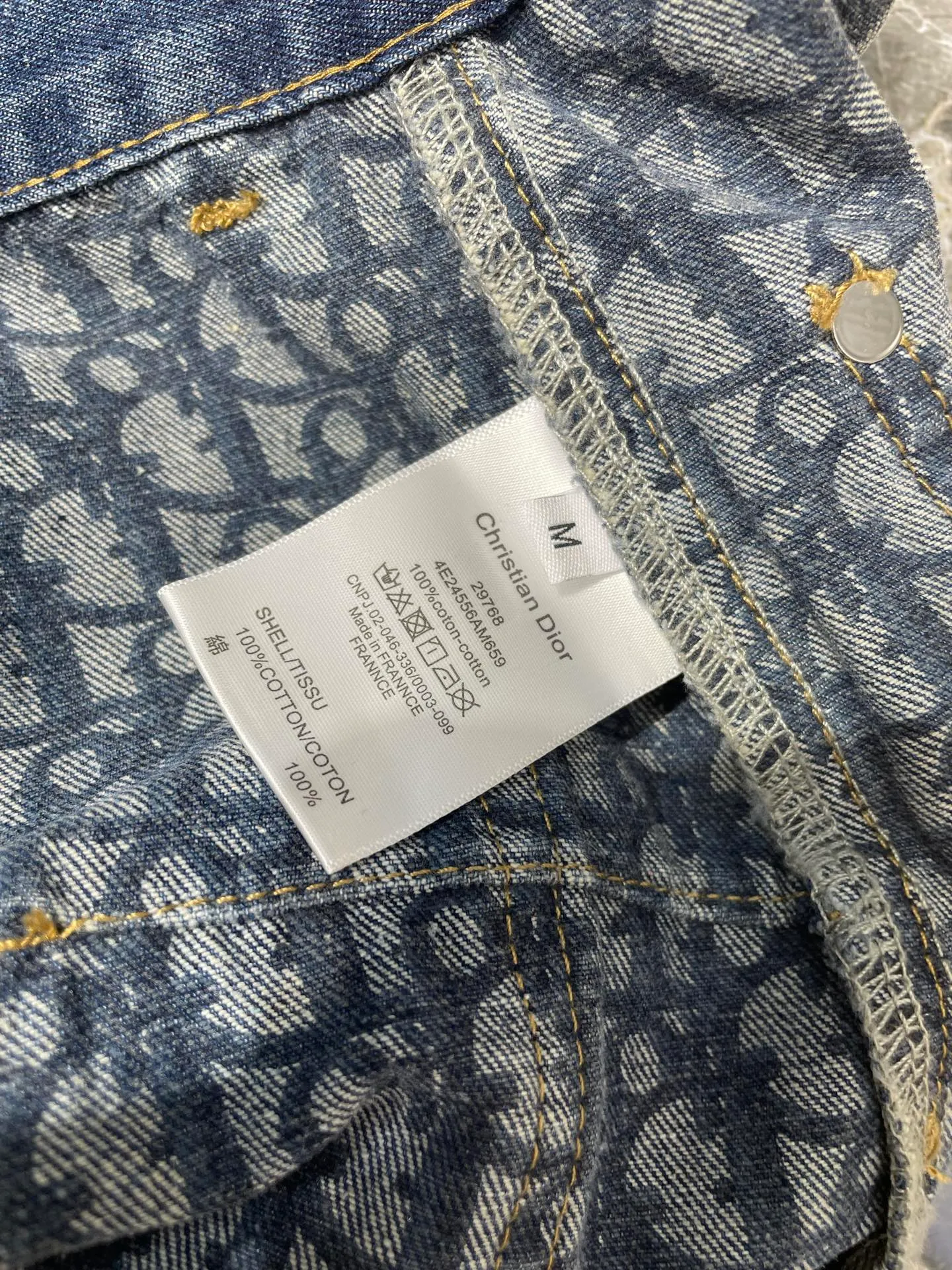 🅿️390 Dior🌟[Top replica] Presbyopic hem denim shorts are made of 100% cotton fabric. The denim upper body is soft and presbyopic hem design is loose. The shorts are slim and cover the flesh and make the legs longer. Enzyme washing process. Versatile classic style. Customized hardware accessories, full of texture. For workmanship quality, look at the details. Size: SML