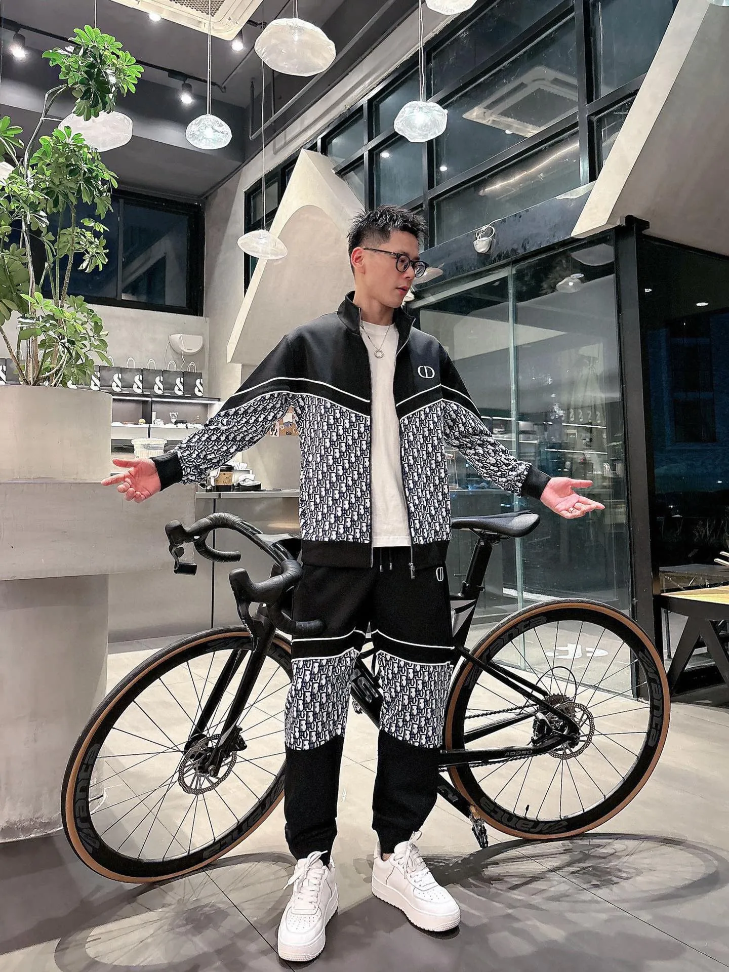 [DIOR Dior] Hot-selling suit is coming. Focus on the original version of the official website. 2025 new hot-selling cardigan and sweatshirt suit. The original order is the best. It is the meticulous work of top designers. It has a fitting and perfect upper body effect. All-natural high-quality Tencel Roman cotton 100%, close-fitting comfort, noble and elegant! Original hardware embodies elegance and nobility! Counter size: M-3XL (maximum wear up to 190 pounds)
