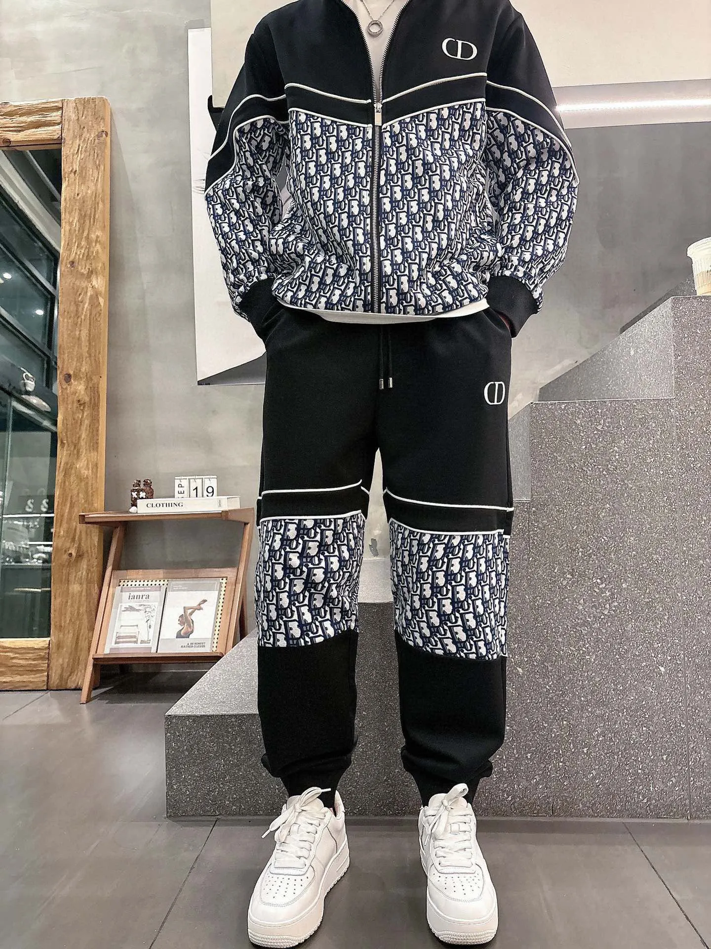 [DIOR Dior] Hot-selling suit is coming. Focus on the original version of the official website. 2025 new hot-selling cardigan and sweatshirt suit. The original order is the best. It is the meticulous work of top designers. It has a fitting and perfect upper body effect. All-natural high-quality Tencel Roman cotton 100%, close-fitting comfort, noble and elegant! Original hardware embodies elegance and nobility! Counter size: M-3XL (maximum wear up to 190 pounds)