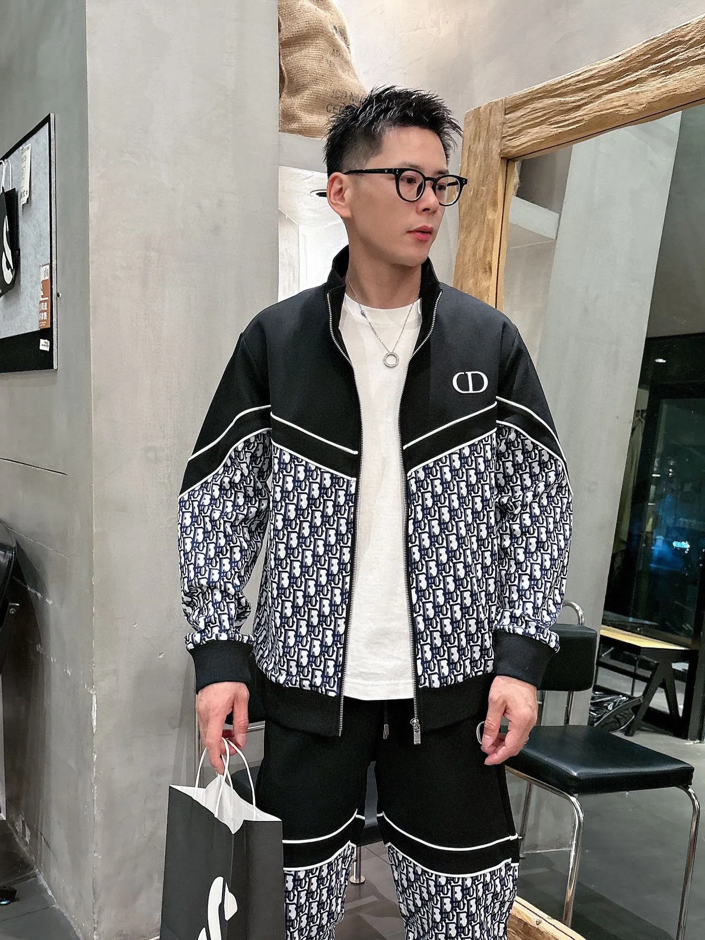 [DIOR Dior] Hot-selling suit is coming. Focus on the original version of the official website. 2025 new hot-selling cardigan and sweatshirt suit. The original order is the best. It is the meticulous work of top designers. It has a fitting and perfect upper body effect. All-natural high-quality Tencel Roman cotton 100%, close-fitting comfort, noble and elegant! Original hardware embodies elegance and nobility! Counter size: M-3XL (maximum wear up to 190 pounds)