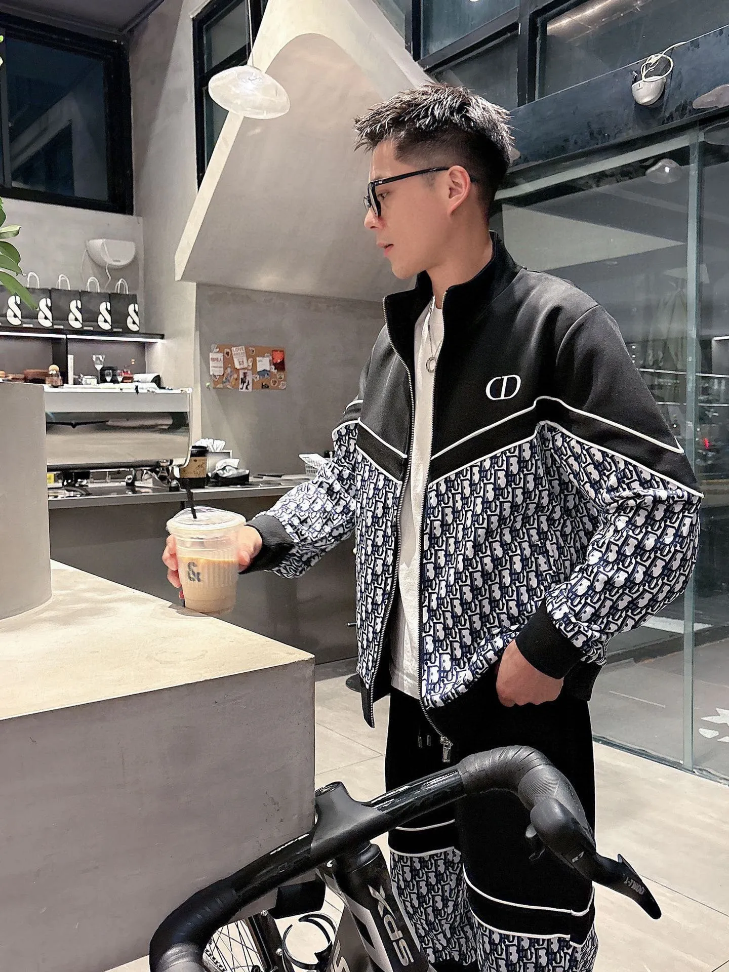 [DIOR Dior] Hot-selling suit is coming. Focus on the original version of the official website. 2025 new hot-selling cardigan and sweatshirt suit. The original order is the best. It is the meticulous work of top designers. It has a fitting and perfect upper body effect. All-natural high-quality Tencel Roman cotton 100%, close-fitting comfort, noble and elegant! Original hardware embodies elegance and nobility! Counter size: M-3XL (maximum wear up to 190 pounds)