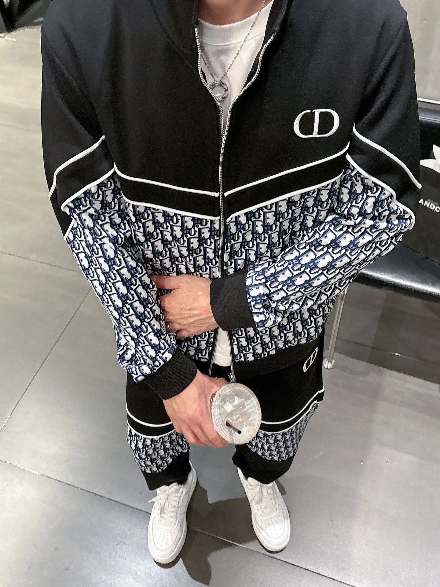 [DIOR Dior] Hot-selling suit is coming. Focus on the original version of the official website. 2025 new hot-selling cardigan and sweatshirt suit. The original order is the best. It is the meticulous work of top designers. It has a fitting and perfect upper body effect. All-natural high-quality Tencel Roman cotton 100%, close-fitting comfort, noble and elegant! Original hardware embodies elegance and nobility! Counter size: M-3XL (maximum wear up to 190 pounds)