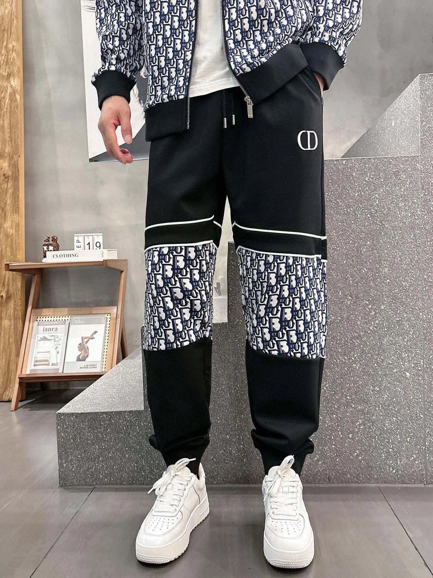 [DIOR Dior] Hot-selling suit is coming. Focus on the original version of the official website. 2025 new hot-selling cardigan and sweatshirt suit. The original order is the best. It is the meticulous work of top designers. It has a fitting and perfect upper body effect. All-natural high-quality Tencel Roman cotton 100%, close-fitting comfort, noble and elegant! Original hardware embodies elegance and nobility! Counter size: M-3XL (maximum wear up to 190 pounds)