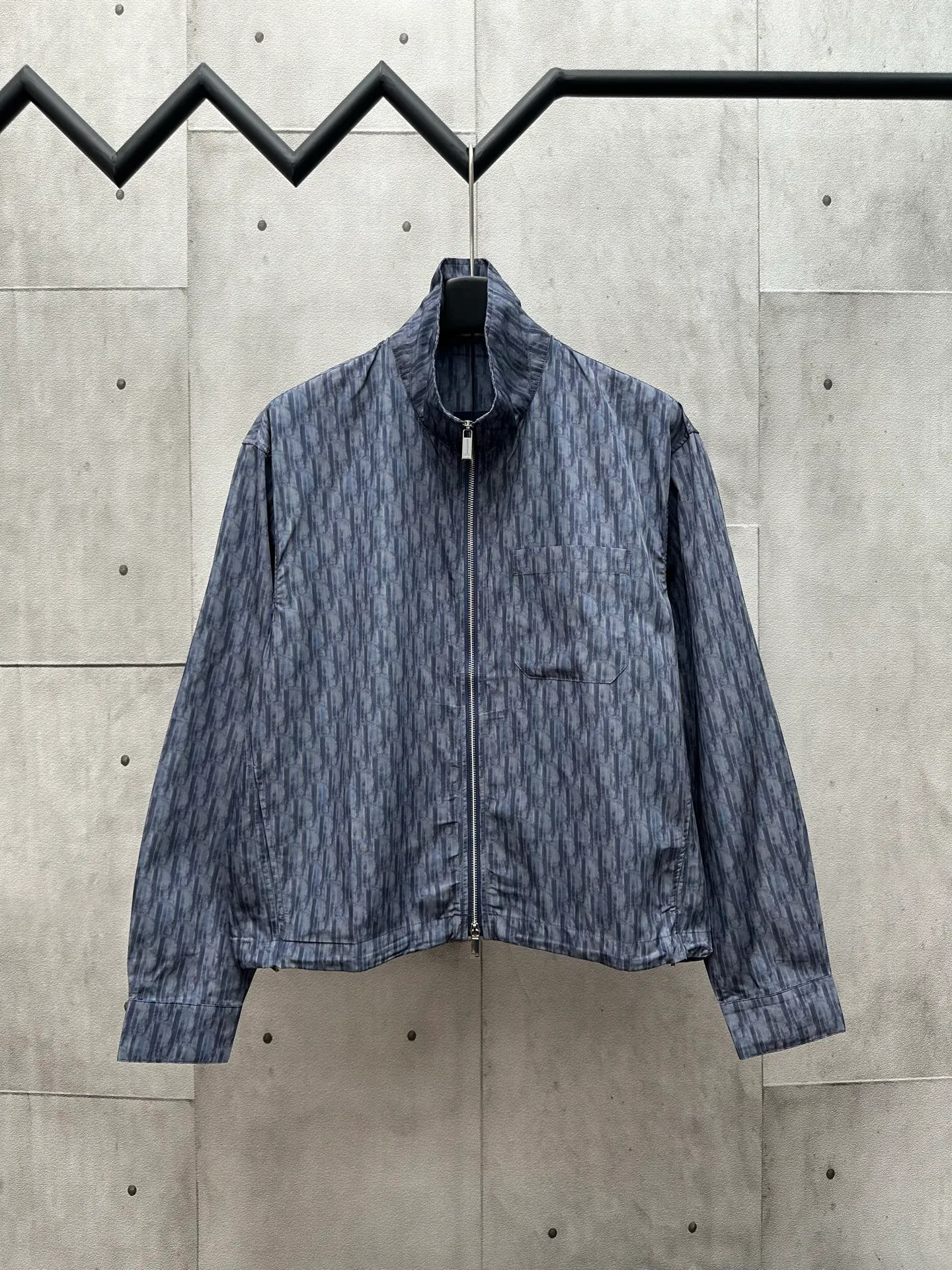 🅿️460 Dior Dior 2025ssOblique all-over printed stand-up collar zipper jacket. It is made of customized fabrics. It is full of texture and comfortable to the skin. It uses deep blue as the canvas and uses the iconic letter pattern. It is decorated with the same tone Oblique print and integrates with the shirt. It is like nature. It flows on the skirt like art. It shows the noble temperament of the brand. It interprets fashion with color and expresses personality with taste. Size: S M L XL