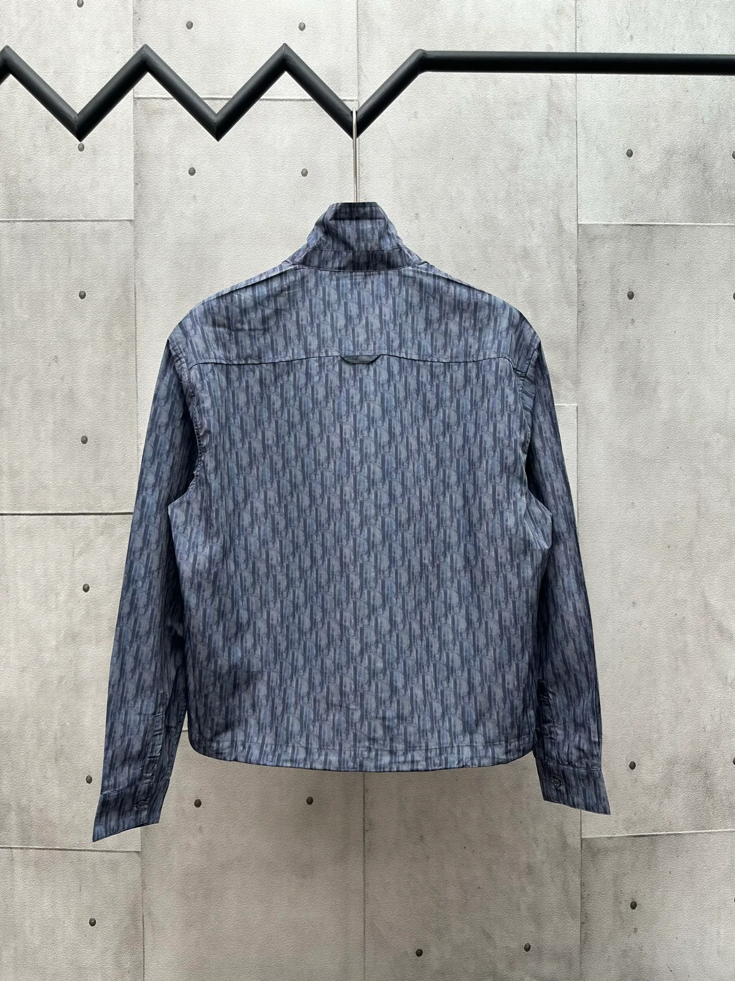 🅿️460 Dior Dior 2025ssOblique all-over printed stand-up collar zipper jacket. It is made of customized fabrics. It is full of texture and comfortable to the skin. It uses deep blue as the canvas and uses the iconic letter pattern. It is decorated with the same tone Oblique print and integrates with the shirt. It is like nature. It flows on the skirt like art. It shows the noble temperament of the brand. It interprets fashion with color and expresses personality with taste. Size: S M L XL