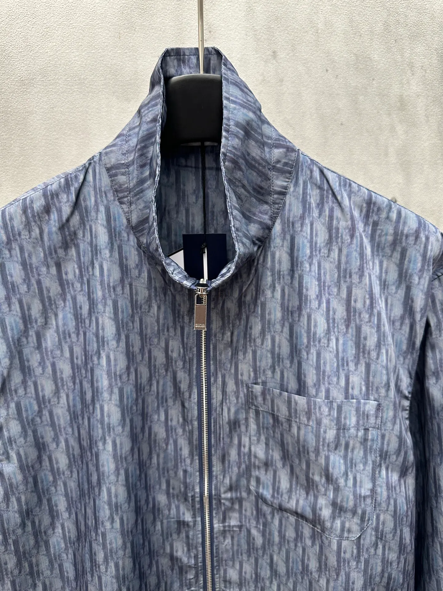 🅿️460 Dior Dior 2025ssOblique all-over printed stand-up collar zipper jacket. It is made of customized fabrics. It is full of texture and comfortable to the skin. It uses deep blue as the canvas and uses the iconic letter pattern. It is decorated with the same tone Oblique print and integrates with the shirt. It is like nature. It flows on the skirt like art. It shows the noble temperament of the brand. It interprets fashion with color and expresses personality with taste. Size: S M L XL