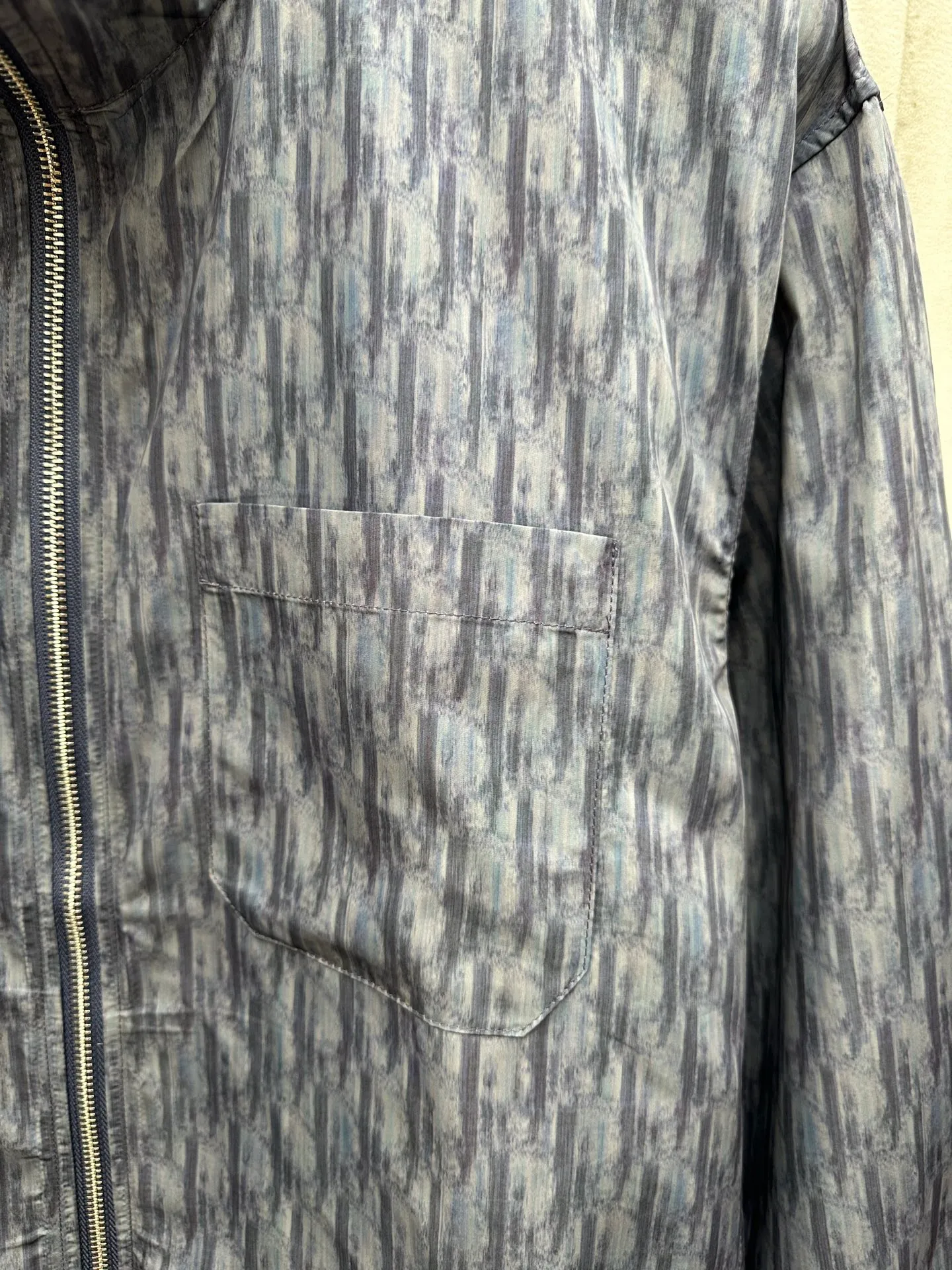 🅿️460 Dior Dior 2025ssOblique all-over printed stand-up collar zipper jacket. It is made of customized fabrics. It is full of texture and comfortable to the skin. It uses deep blue as the canvas and uses the iconic letter pattern. It is decorated with the same tone Oblique print and integrates with the shirt. It is like nature. It flows on the skirt like art. It shows the noble temperament of the brand. It interprets fashion with color and expresses personality with taste. Size: S M L XL