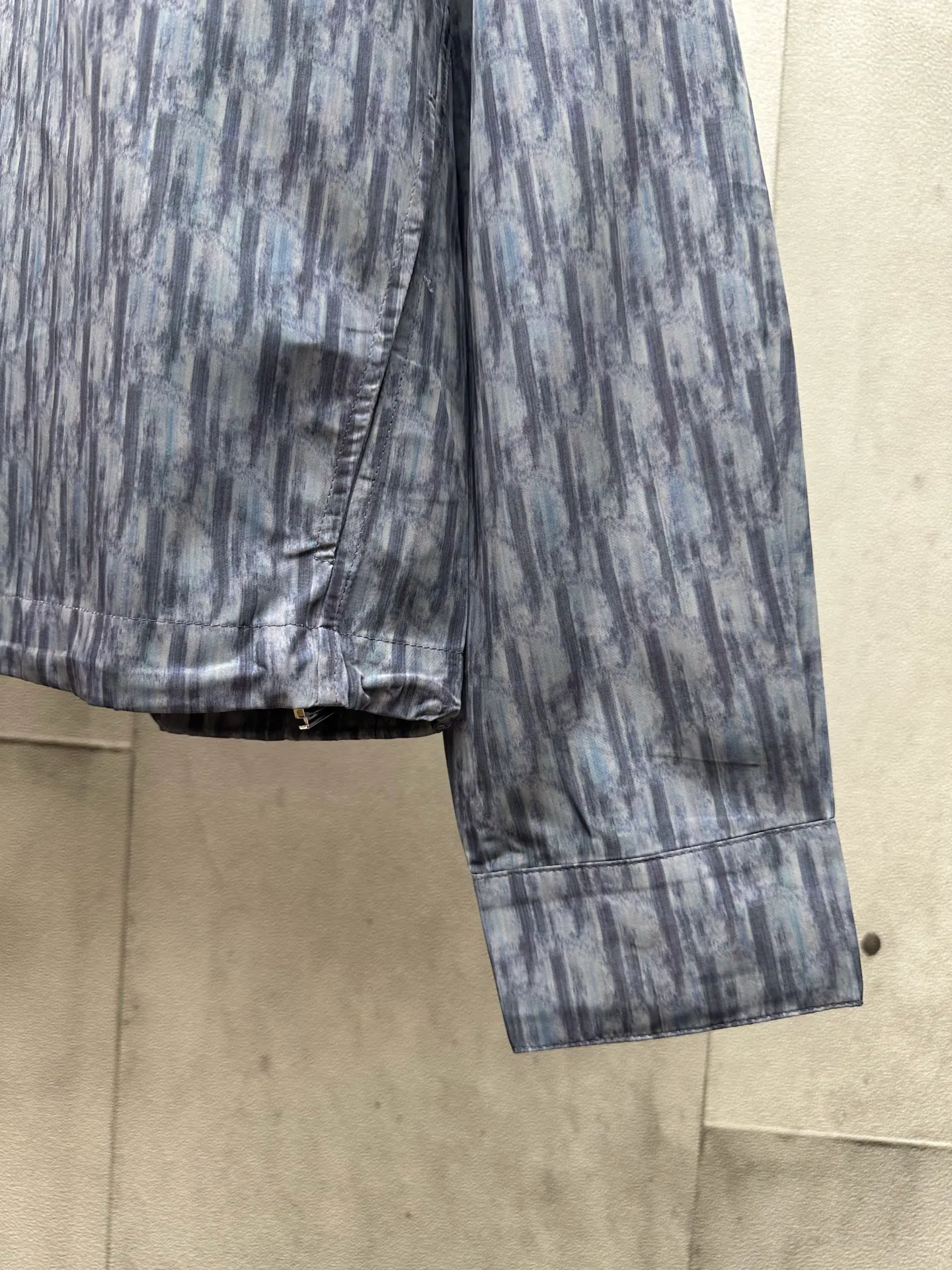🅿️460 Dior Dior 2025ssOblique all-over printed stand-up collar zipper jacket. It is made of customized fabrics. It is full of texture and comfortable to the skin. It uses deep blue as the canvas and uses the iconic letter pattern. It is decorated with the same tone Oblique print and integrates with the shirt. It is like nature. It flows on the skirt like art. It shows the noble temperament of the brand. It interprets fashion with color and expresses personality with taste. Size: S M L XL