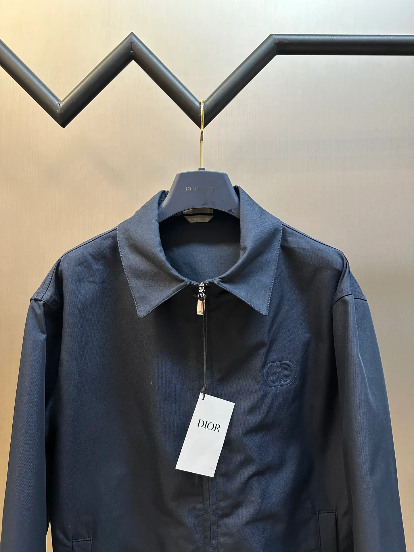 🅿️650 DIOR Embroidered Lapel Jacket Made of 100% cotton and polyester fiber with cotton twill body and lining. The shuttle loom shuttles between the warp and weft yarns to form the diagonal grain of the twill fabric. The cotton material has good breathability, is skin-friendly and comfortable, and the twill weave makes the fabric have a tight structure, high-grade texture, and is easy to take care of on a daily basis.  Through careful tailoring, the D family's classic casual and fashionable style is formed, and the lapel design does not lose sight of the wearing requirements for formal occasions. The two-way zipper closure increases its practicality and wearing style. It is paired with a zipper puller engraved with the brand logo. The CD icon embossed embroidery on the chest highlights the brand's unique style and recognition.  The shoulder position uses double-needle technology to connect the sleeves to the shoulders, making it firm and linear. There are side pockets on the left and right sides, and the piping process is used to wrap the fabric around the edges of the pockets, making it stronger and more aesthetically pleasing. The drawstring design at the hem allows you to adjust the tightness according to personal preference and is fixed with an elastic buckle.  size：s m l xl