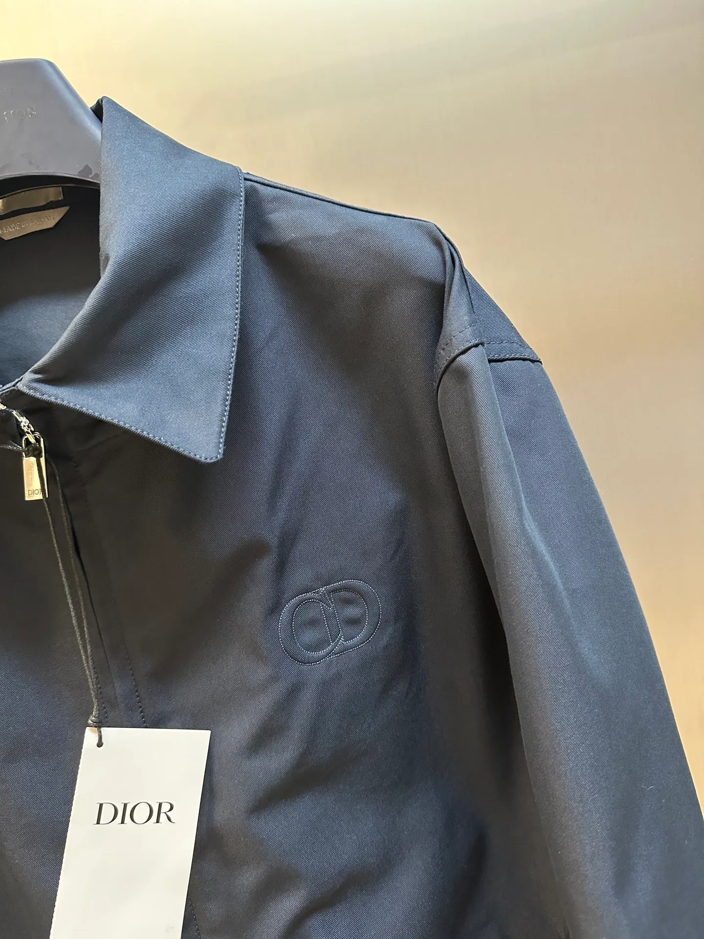 🅿️650 DIOR Embroidered Lapel Jacket Made of 100% cotton and polyester fiber with cotton twill body and lining. The shuttle loom shuttles between the warp and weft yarns to form the diagonal grain of the twill fabric. The cotton material has good breathability, is skin-friendly and comfortable, and the twill weave makes the fabric have a tight structure, high-grade texture, and is easy to take care of on a daily basis.  Through careful tailoring, the D family's classic casual and fashionable style is formed, and the lapel design does not lose sight of the wearing requirements for formal occasions. The two-way zipper closure increases its practicality and wearing style. It is paired with a zipper puller engraved with the brand logo. The CD icon embossed embroidery on the chest highlights the brand's unique style and recognition.  The shoulder position uses double-needle technology to connect the sleeves to the shoulders, making it firm and linear. There are side pockets on the left and right sides, and the piping process is used to wrap the fabric around the edges of the pockets, making it stronger and more aesthetically pleasing. The drawstring design at the hem allows you to adjust the tightness according to personal preference and is fixed with an elastic buckle.  size：s m l xl