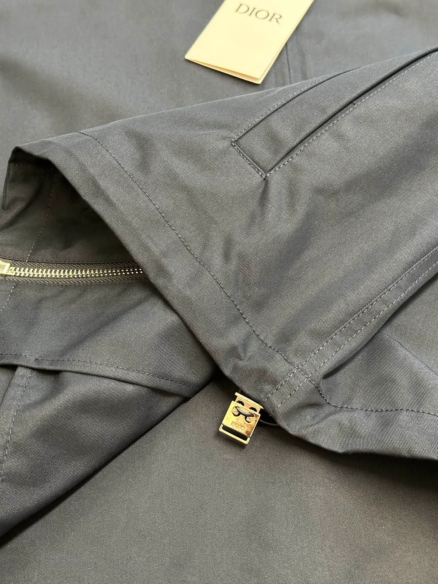 🅿️650 DIOR Embroidered Lapel Jacket Made of 100% cotton and polyester fiber with cotton twill body and lining. The shuttle loom shuttles between the warp and weft yarns to form the diagonal grain of the twill fabric. The cotton material has good breathability, is skin-friendly and comfortable, and the twill weave makes the fabric have a tight structure, high-grade texture, and is easy to take care of on a daily basis.  Through careful tailoring, the D family's classic casual and fashionable style is formed, and the lapel design does not lose sight of the wearing requirements for formal occasions. The two-way zipper closure increases its practicality and wearing style. It is paired with a zipper puller engraved with the brand logo. The CD icon embossed embroidery on the chest highlights the brand's unique style and recognition.  The shoulder position uses double-needle technology to connect the sleeves to the shoulders, making it firm and linear. There are side pockets on the left and right sides, and the piping process is used to wrap the fabric around the edges of the pockets, making it stronger and more aesthetically pleasing. The drawstring design at the hem allows you to adjust the tightness according to personal preference and is fixed with an elastic buckle.  size：s m l xl